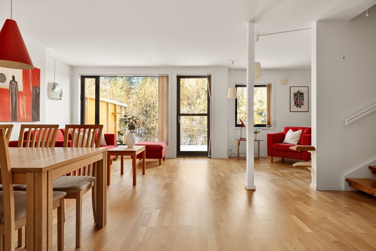 Her får du et pent og innholdsrik rekkehus beliggende innerst i Folldalen i Steinsvik. Galleribilde