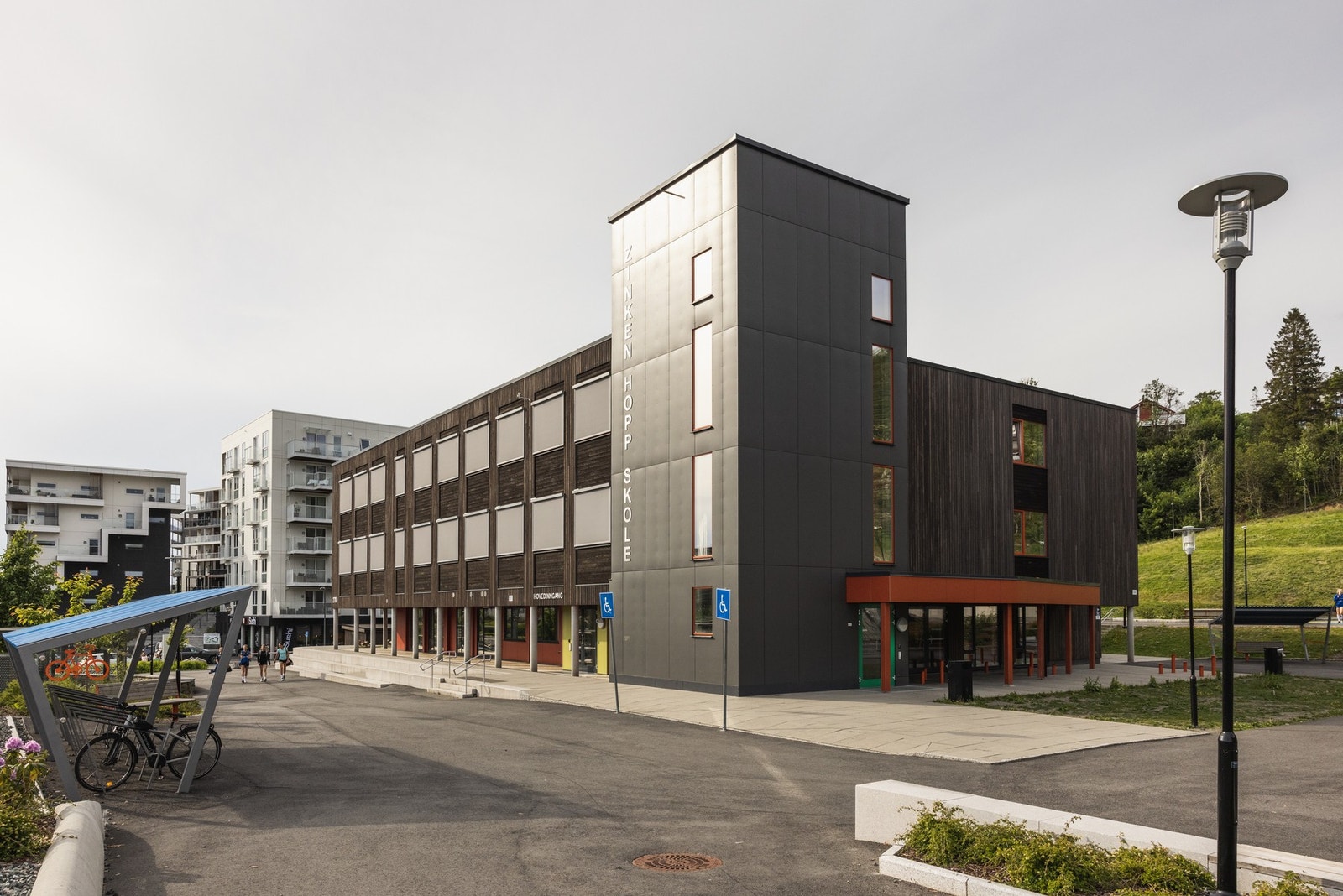 Det er kort vei til skole og flere barnehager. Galleribilde