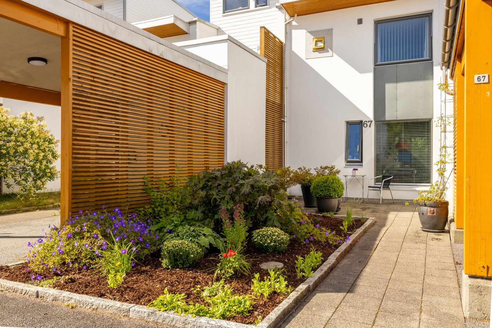 Pent opparbeidet hage med carport like ved. Galleribilde