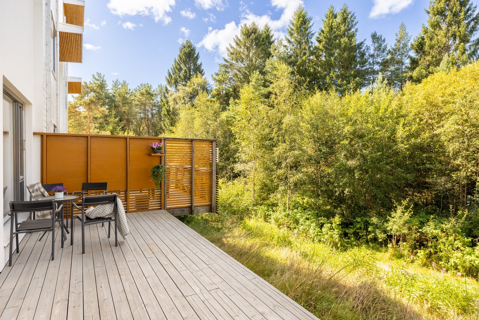 Terrasse med grønn og trivelig utsikt mot nærliggende naturområde. Galleribilde