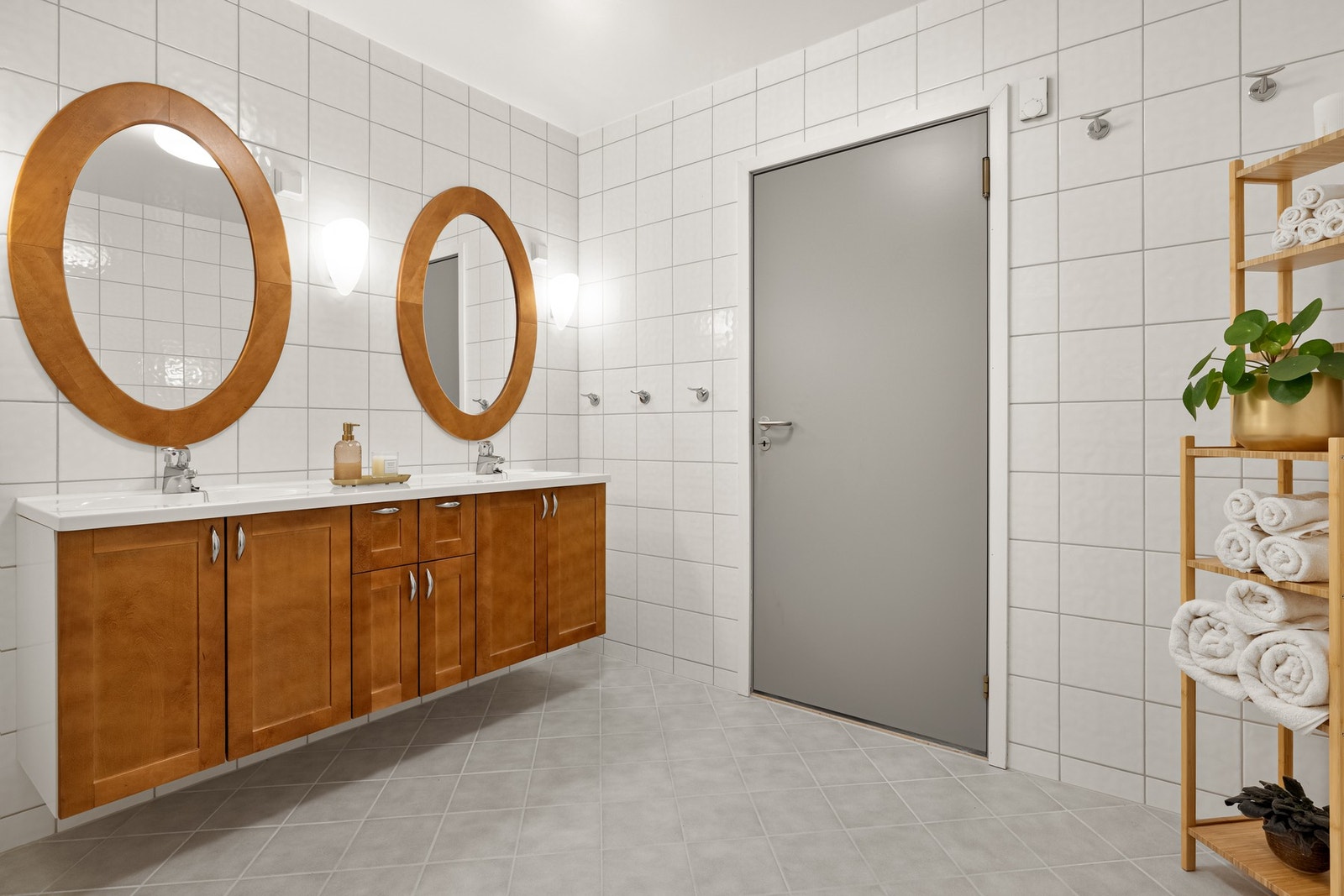 Romslig bad oppført med fliser på gulv og vegger. Galleribilde