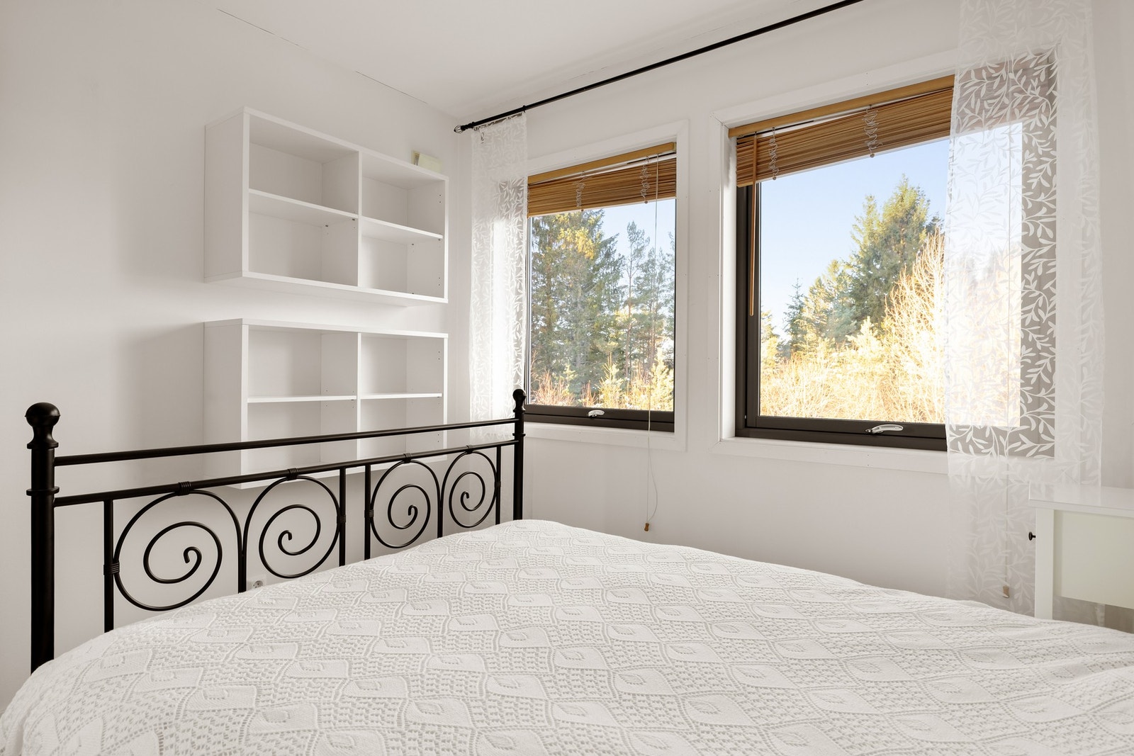 Her er det god plass til dobbeltseng, nattbord og øvrig møblement. Galleribilde