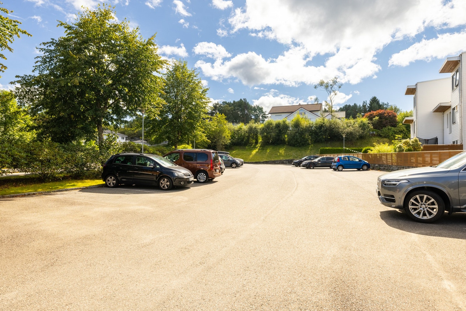 Det er rikelig med gjesteparkeringer. Galleribilde