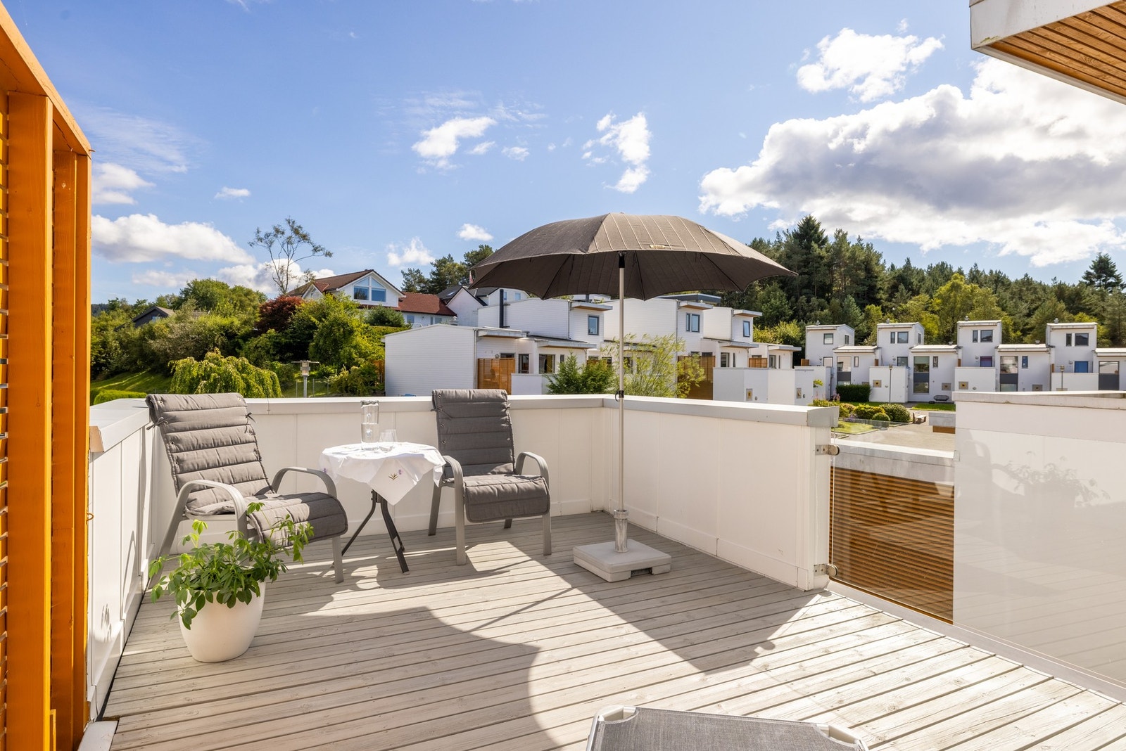 Flere terrasser, carport og et skjermet, rolig tun gir ideelle rammer for et godt bomiljø. Galleribilde