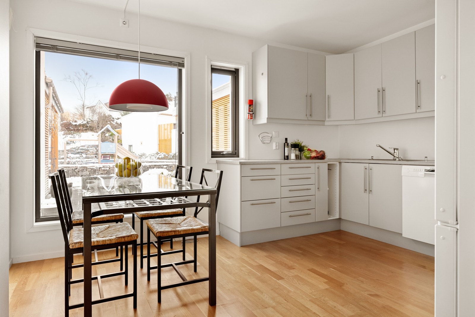 Her er det god plass til spisebord, og innbyr til hyggelige måltider og matlaging i hverdagen. Galleribilde