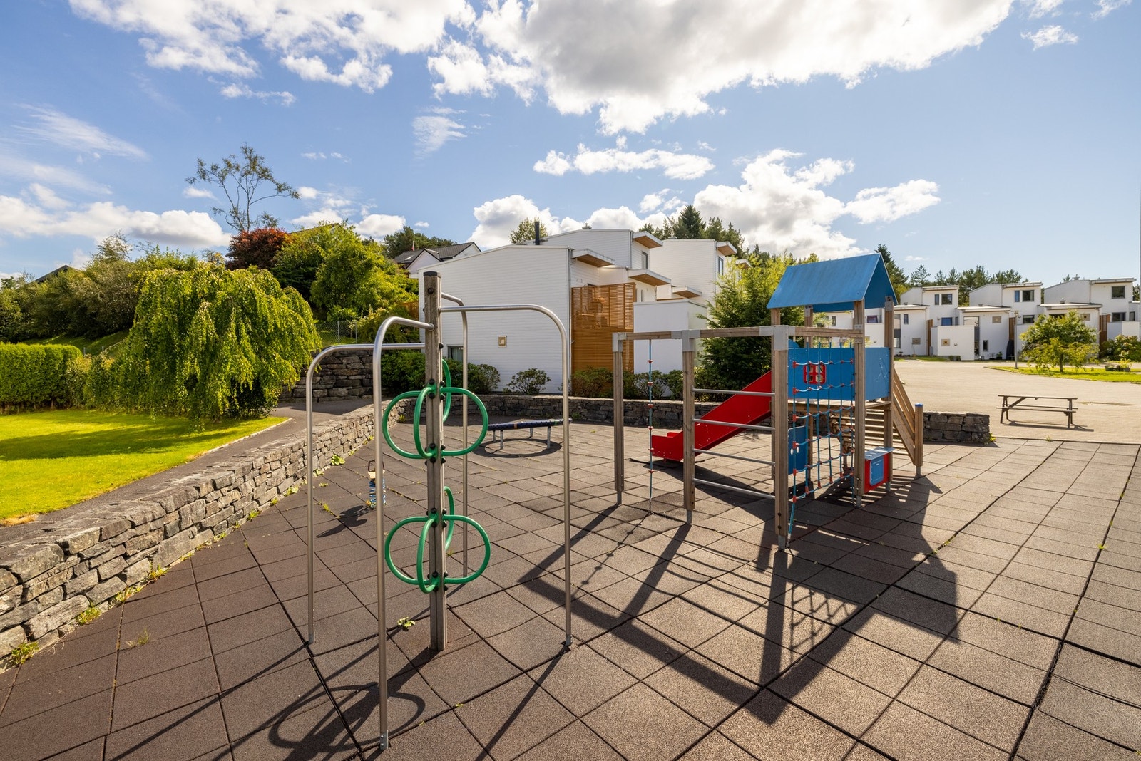 Det er felles lekeplass midt i tunet. Det er oppgradert med nytt underlag og nye lekeapparater. Galleribilde