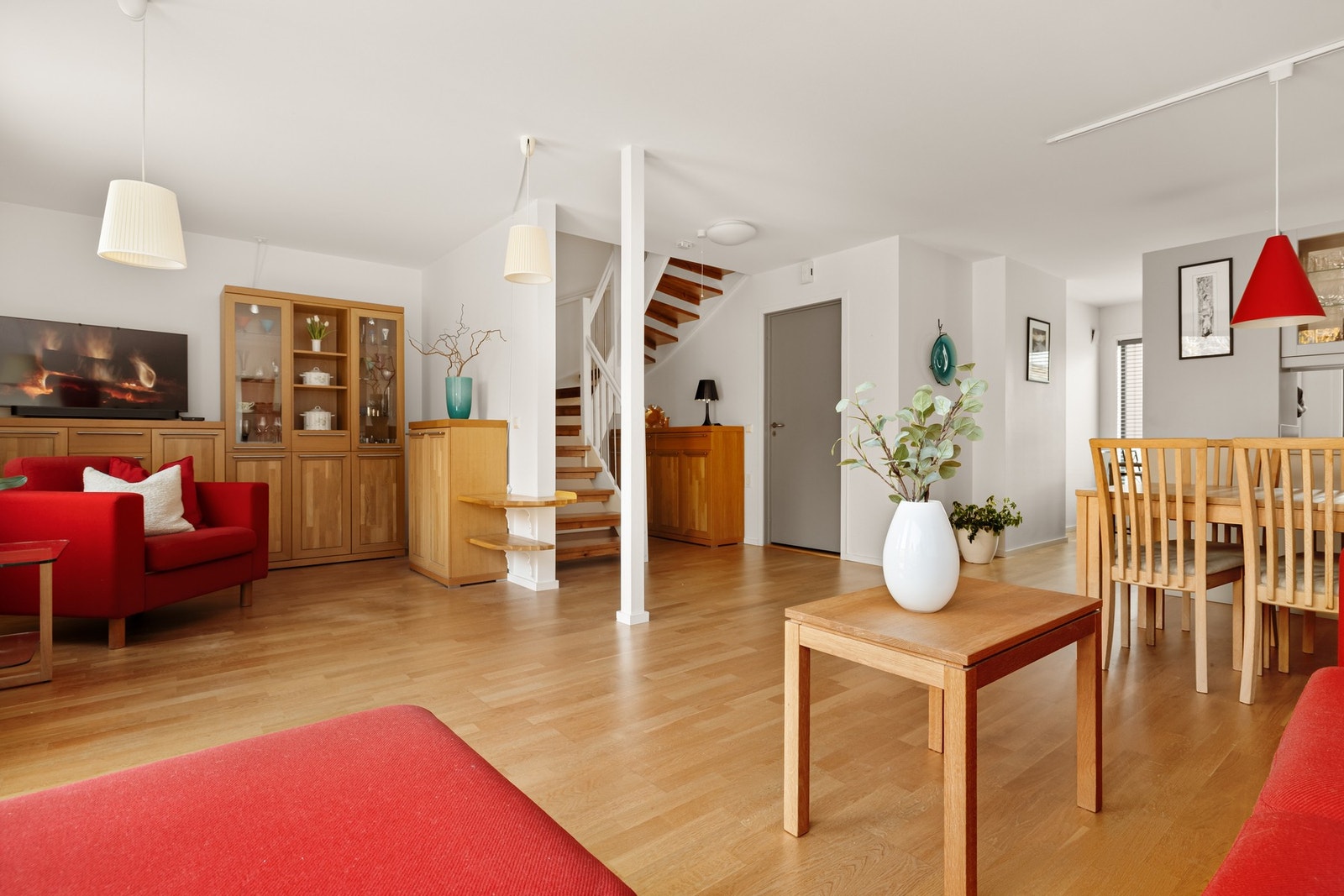 Delvis åpen løsning med god romfordeling mellom kjøkken, spisestue og stue. Galleribilde