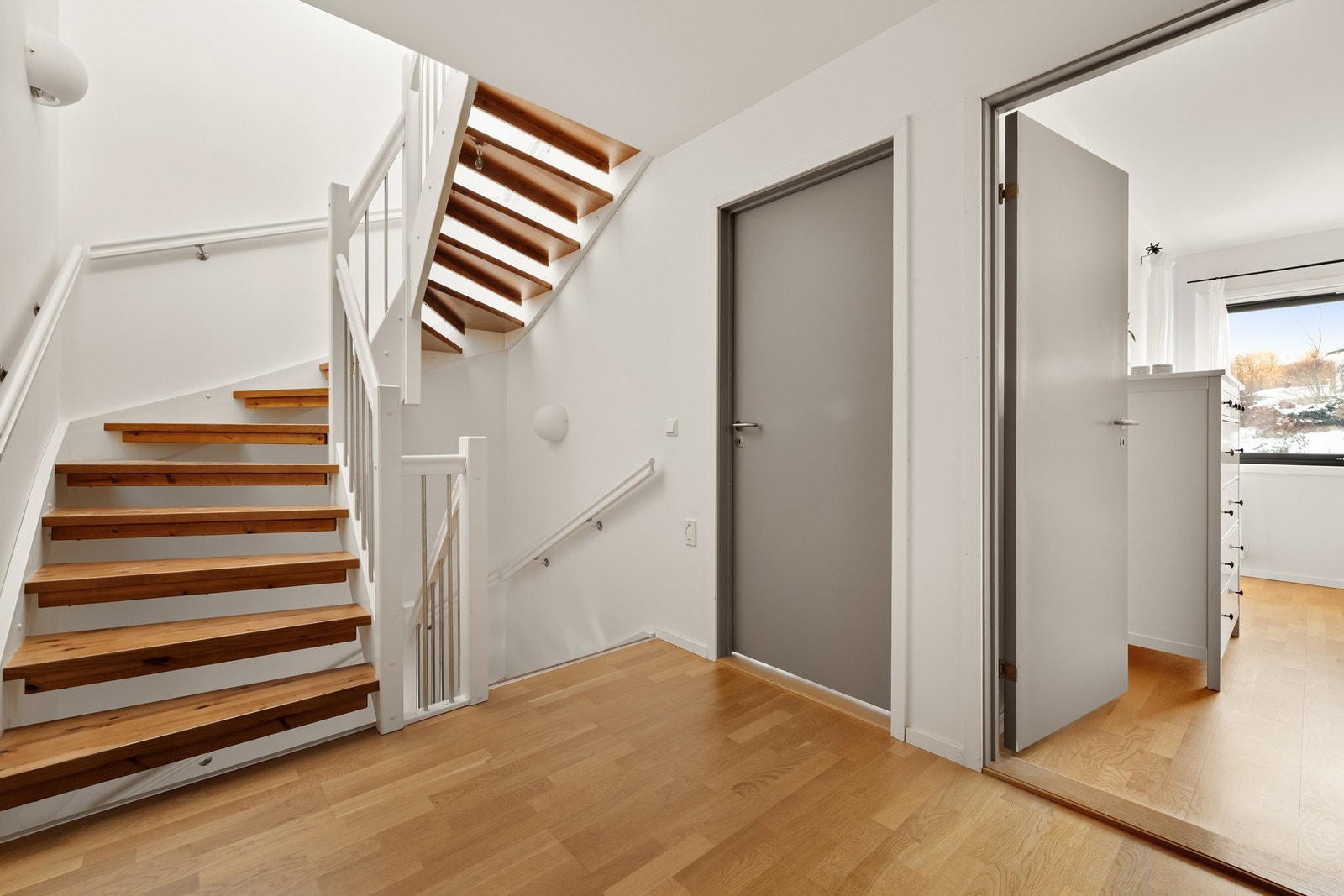 Boligen går over 3 etasjer med 2 stuer. Galleribilde