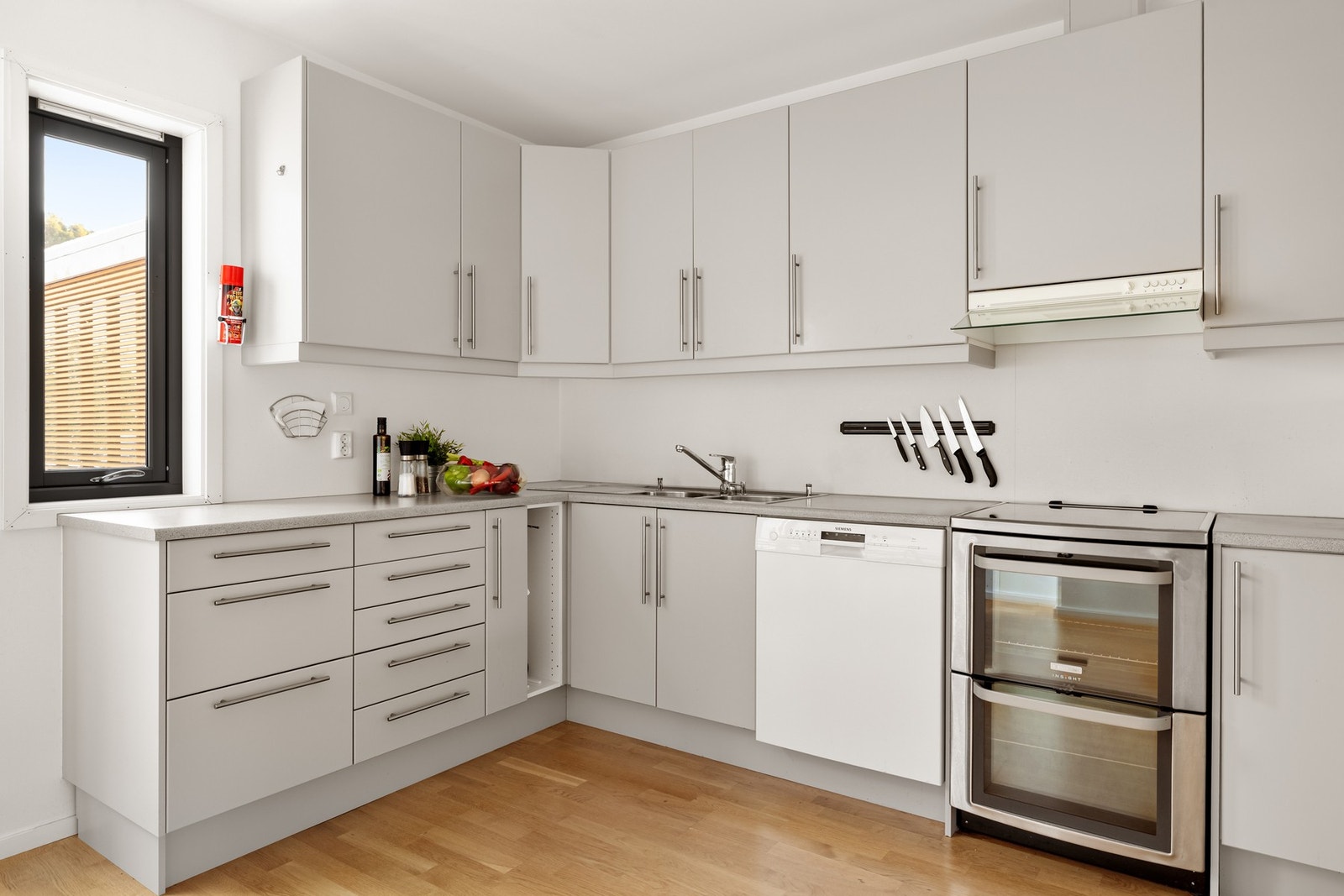 Kjøkken med glatte fronter som gir et rent og moderne preg. Galleribilde