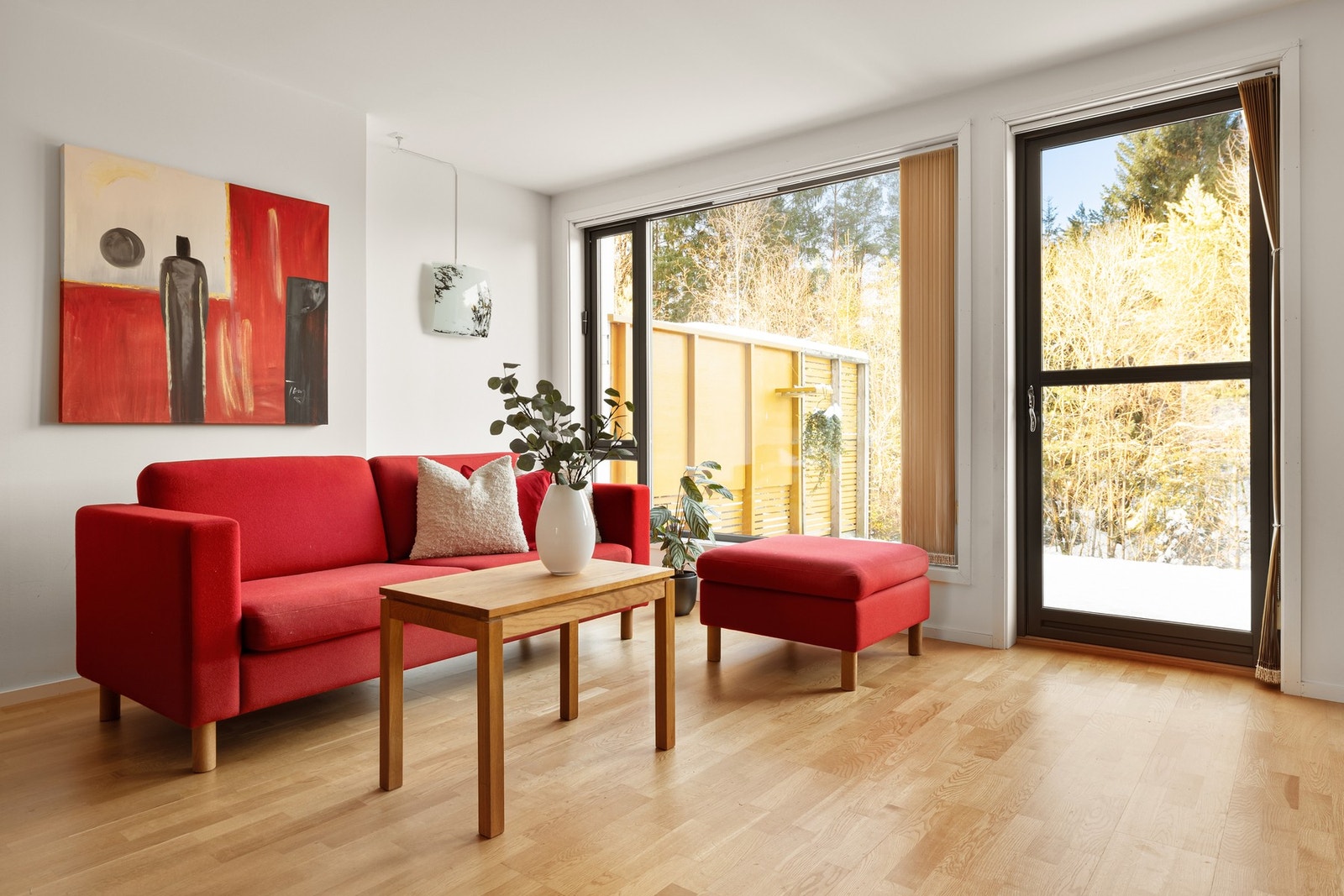 Store vindusflater slipper inn rikelig med naturlig lys og bidrar til en lys og trivelig atmosfære. Galleribilde