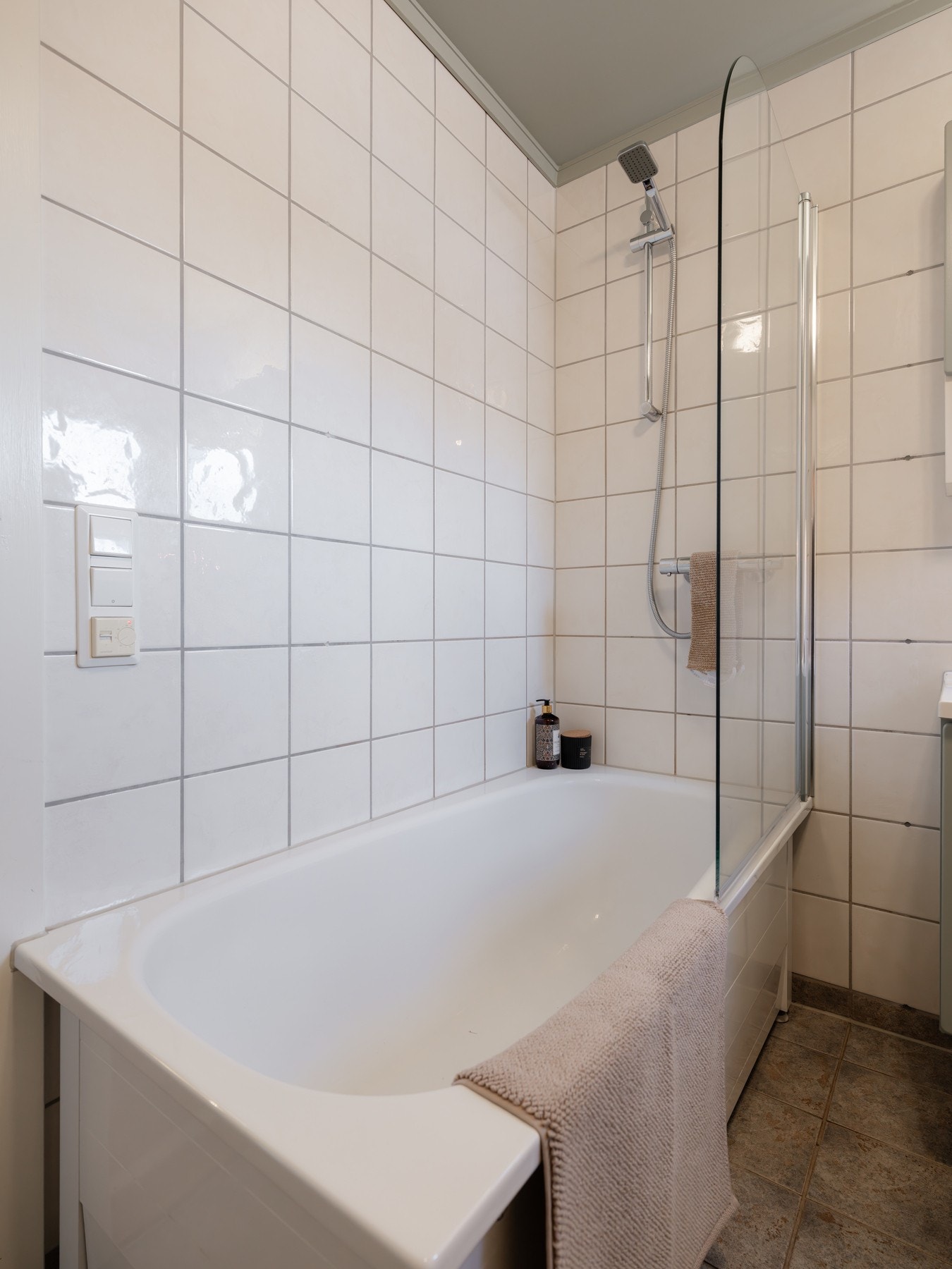 Videre er det badekar med dusjdør. Galleribilde