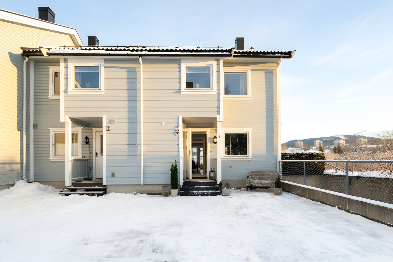 Huset ligger fint til med en god intern beliggenhet uten gjennomgangstrafikk. Galleribilde