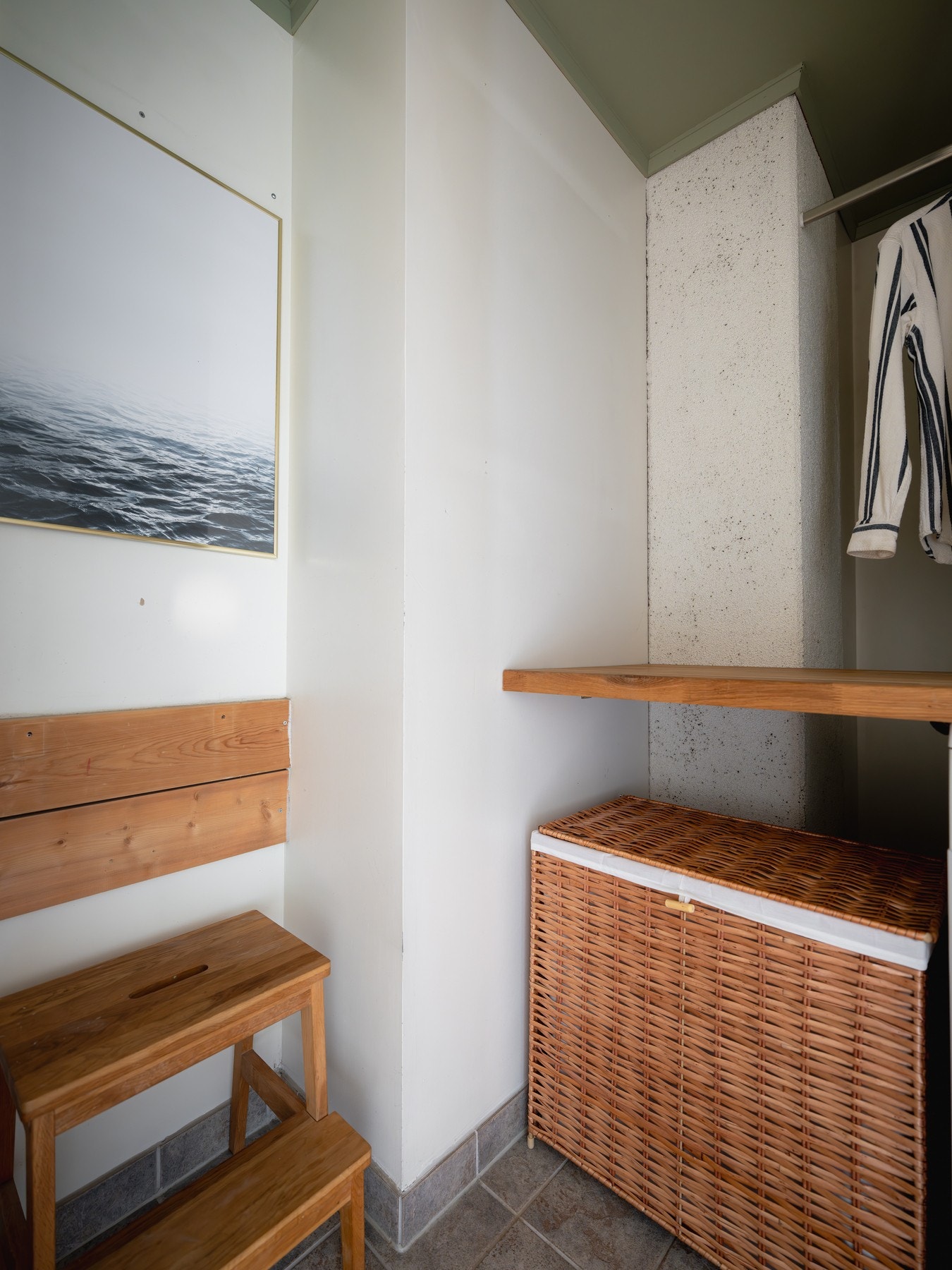 Rommet har opplegg for utslagsservant, varmtvannsbereder og opplegg for vaskemaskin. Galleribilde