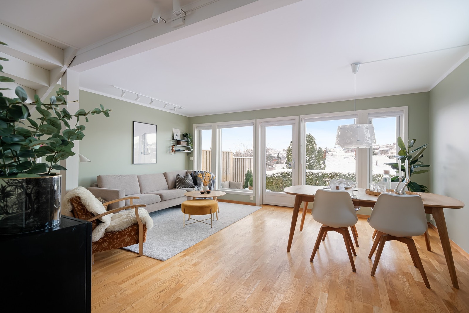 Rommet har god plass for spisebord hvor familie og venner kan samles til hyggelige sammenkomster. Galleribilde