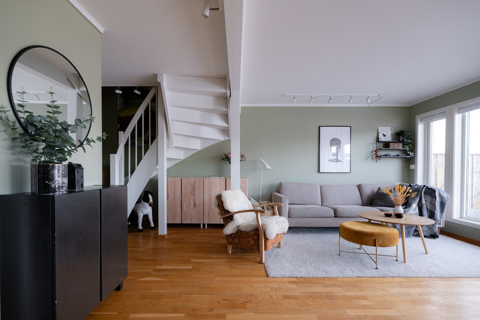 I stuen får du fin plass for sofa, salongbord og mediemøblement, i tillegg til annet møblement som skjenk og vitrineskap. Galleribilde