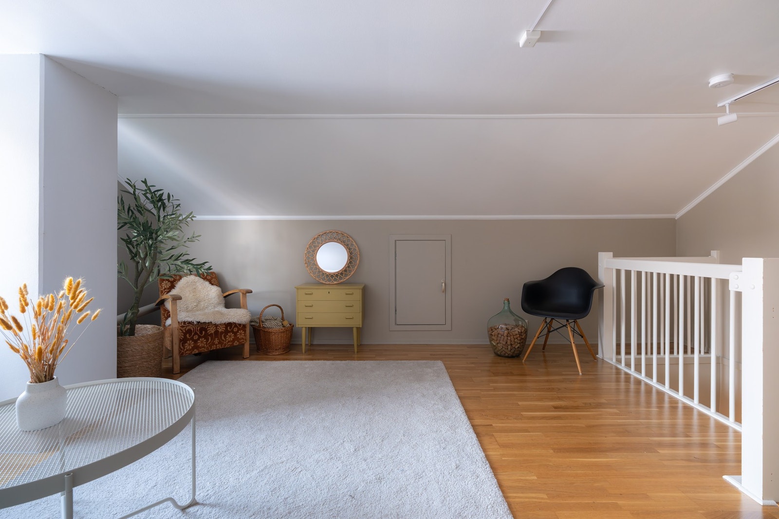 Parkett på gulv og malte overflater. Galleribilde