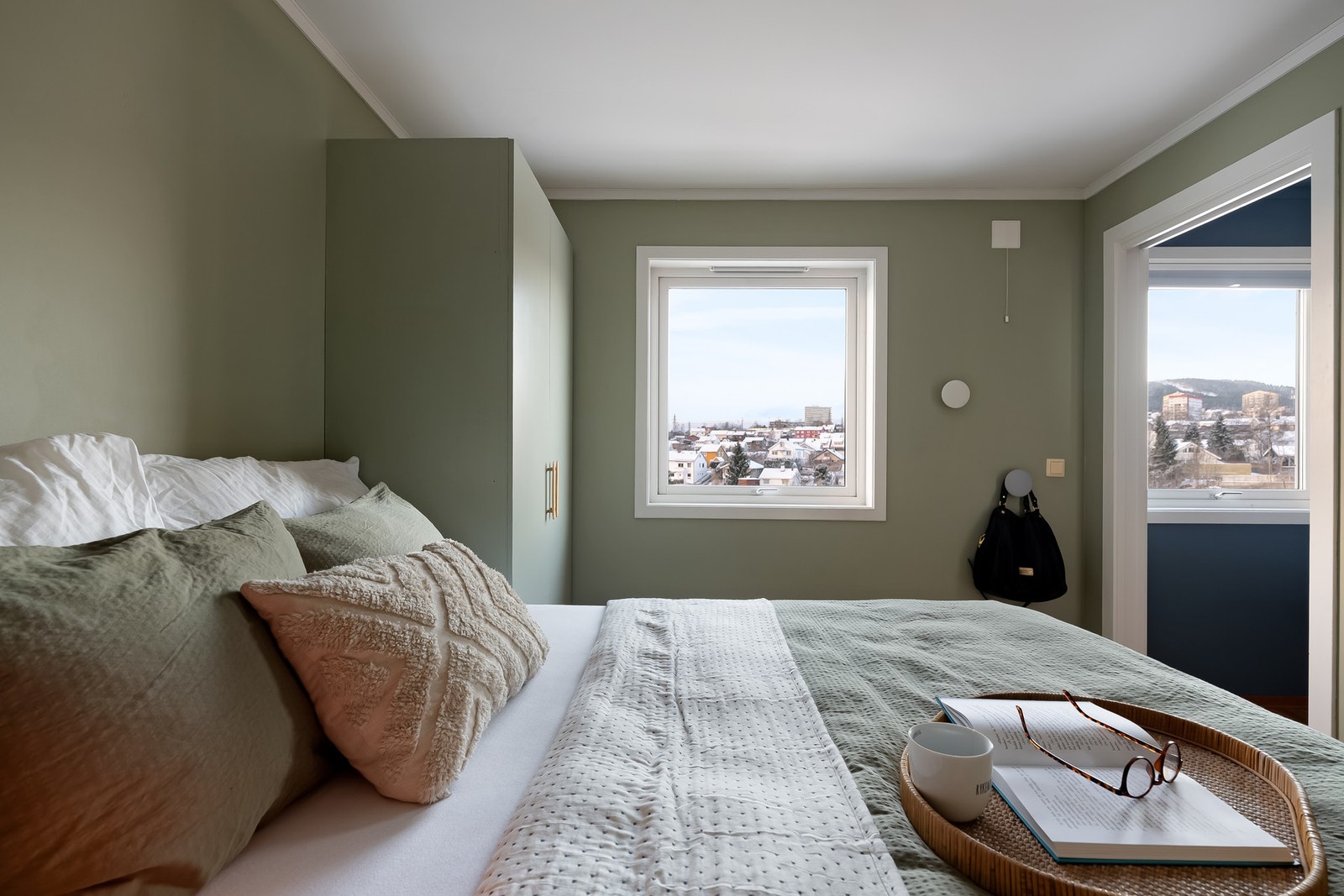 Rommet er malt i moderne fargevalg og parkett på gulv. Galleribilde