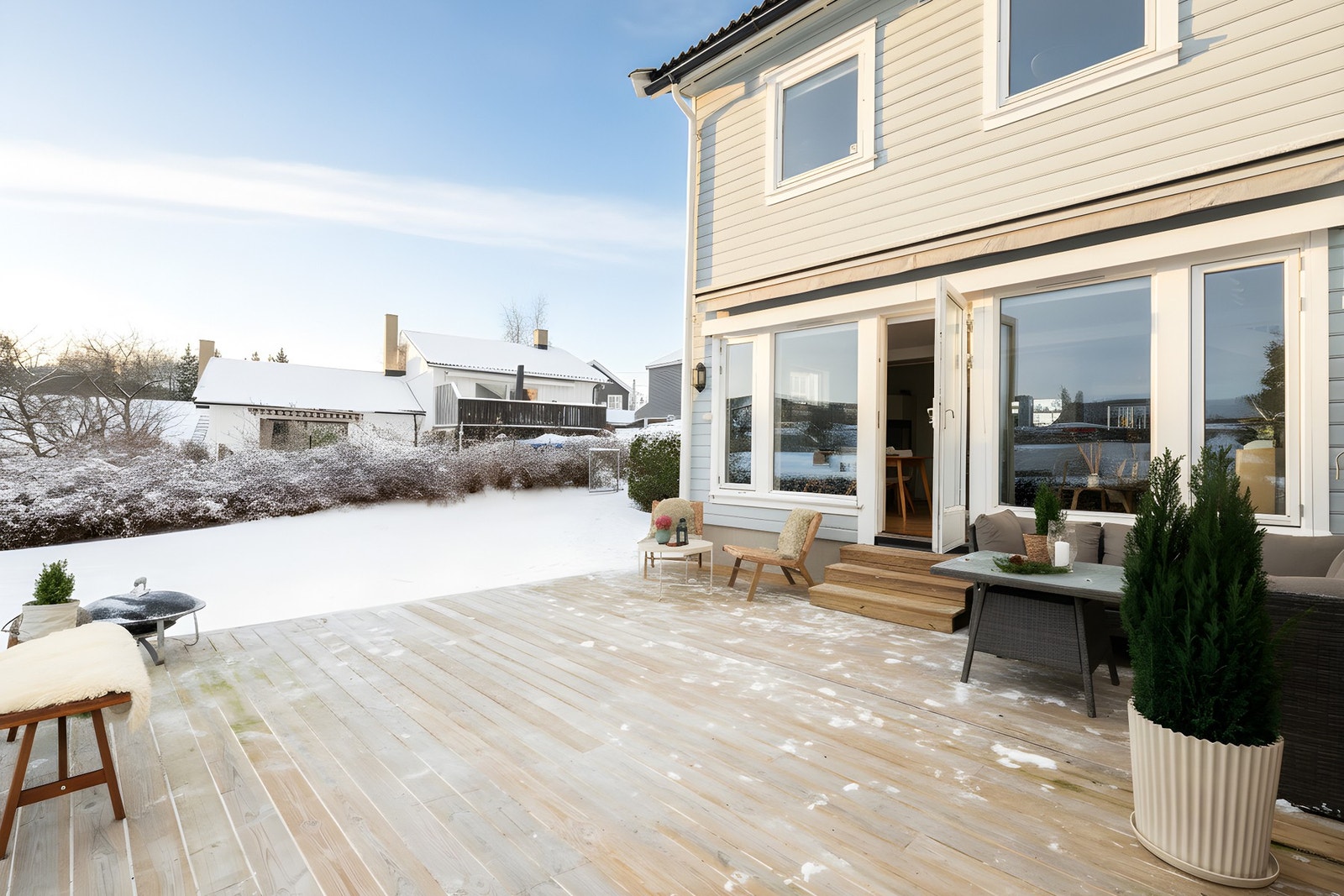 God plass til loungemøbler, spisebord, beplantning, samt grill. Her får du gode solforhold på sommeren med solen fra ca. 13:00 til solnedgang i følge selger. Galleribilde