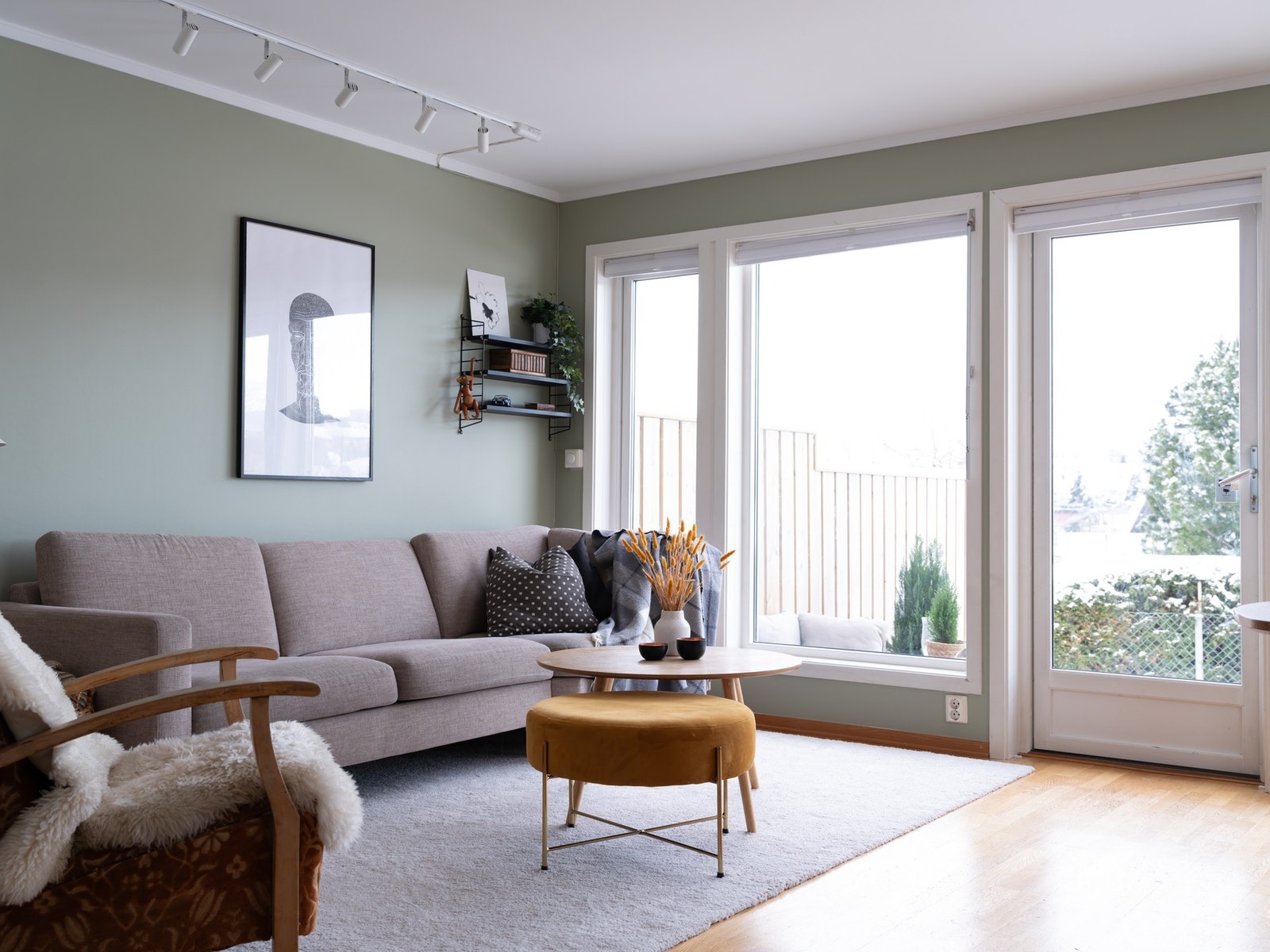 Fra stuen er det utgang til boligens uteplass. Galleribilde