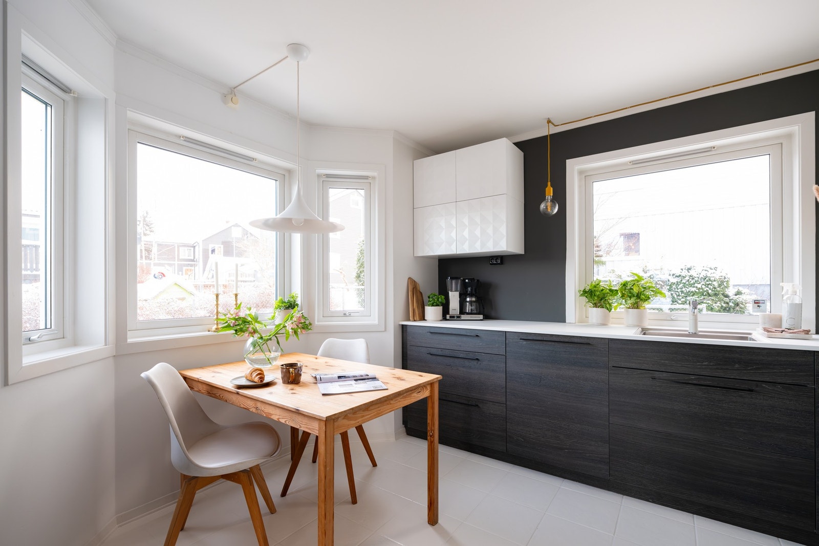 Kjøkkenet har plass til et hyggelig bord hvor frokosten kan inntas før du går løs på dagens gjøremål. Galleribilde