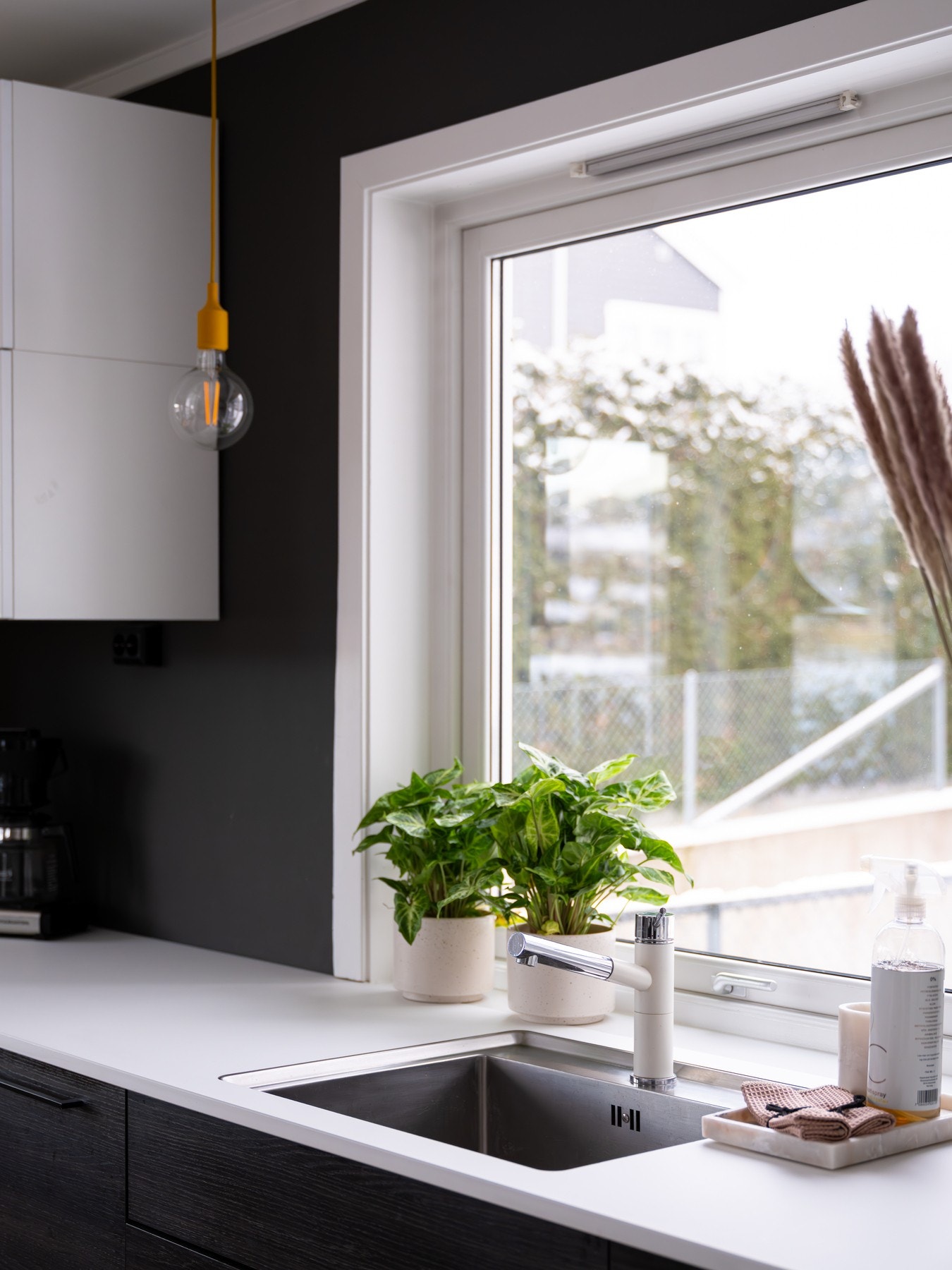 Vinduet over vasken gjør det hyggelig å ta oppvasken mens du titter ut mot omgivelsene. Galleribilde