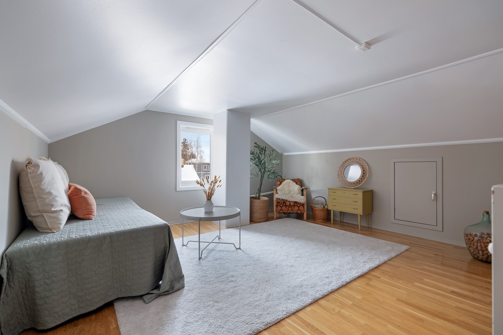 Det er adkomst til kaldtloft via luker i knevegg som gir gode lagringsmuligheter. Galleribilde