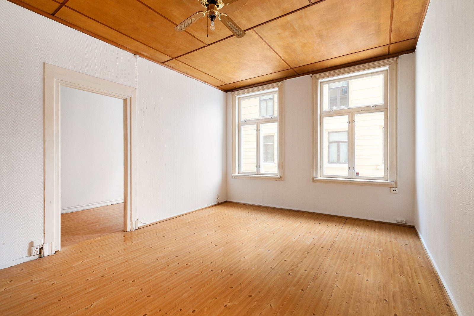 Romslig stue med god takhøyde på 2,83 meter. Galleribilde