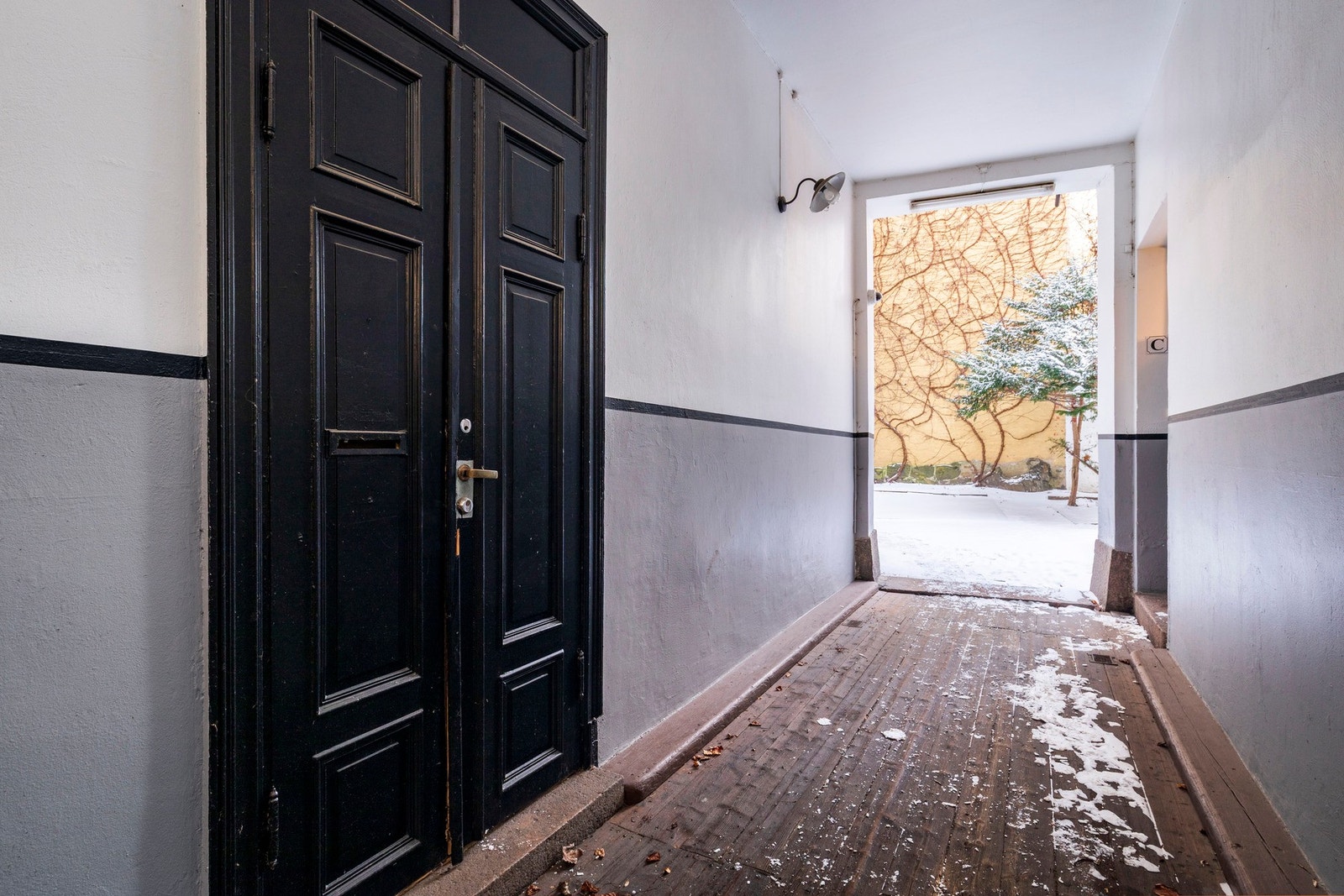 Egen inngang fra bakgård som gir en privat og skjermet adkomst. Galleribilde