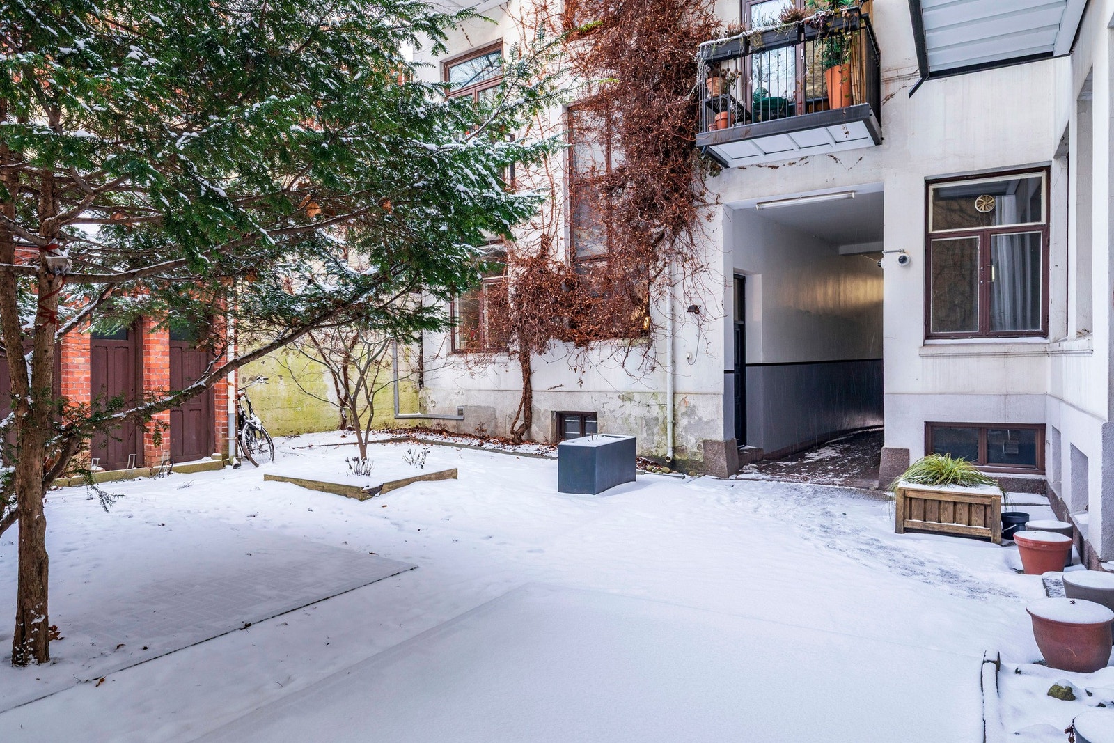 Hyggelig bakgård. Galleribilde