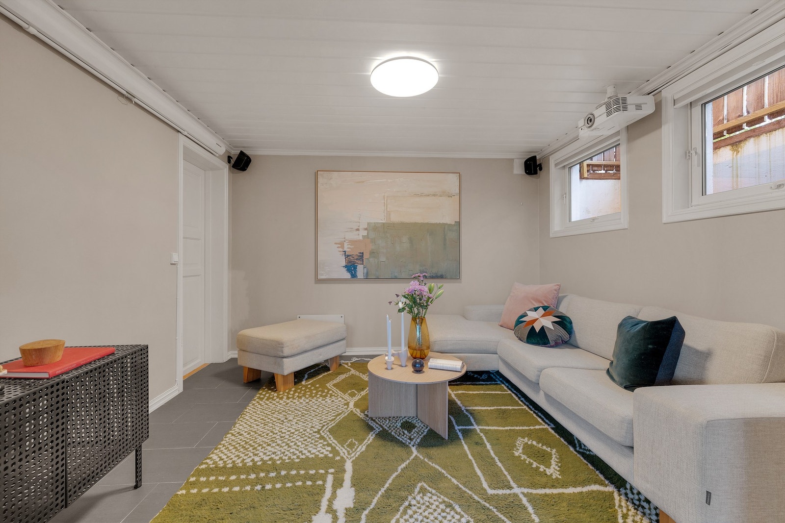 I 2010 ble det montert nye vinduer i TV-stue og entré/trappegang, samtidig som disse rommene ble pusset opp. Galleribilde