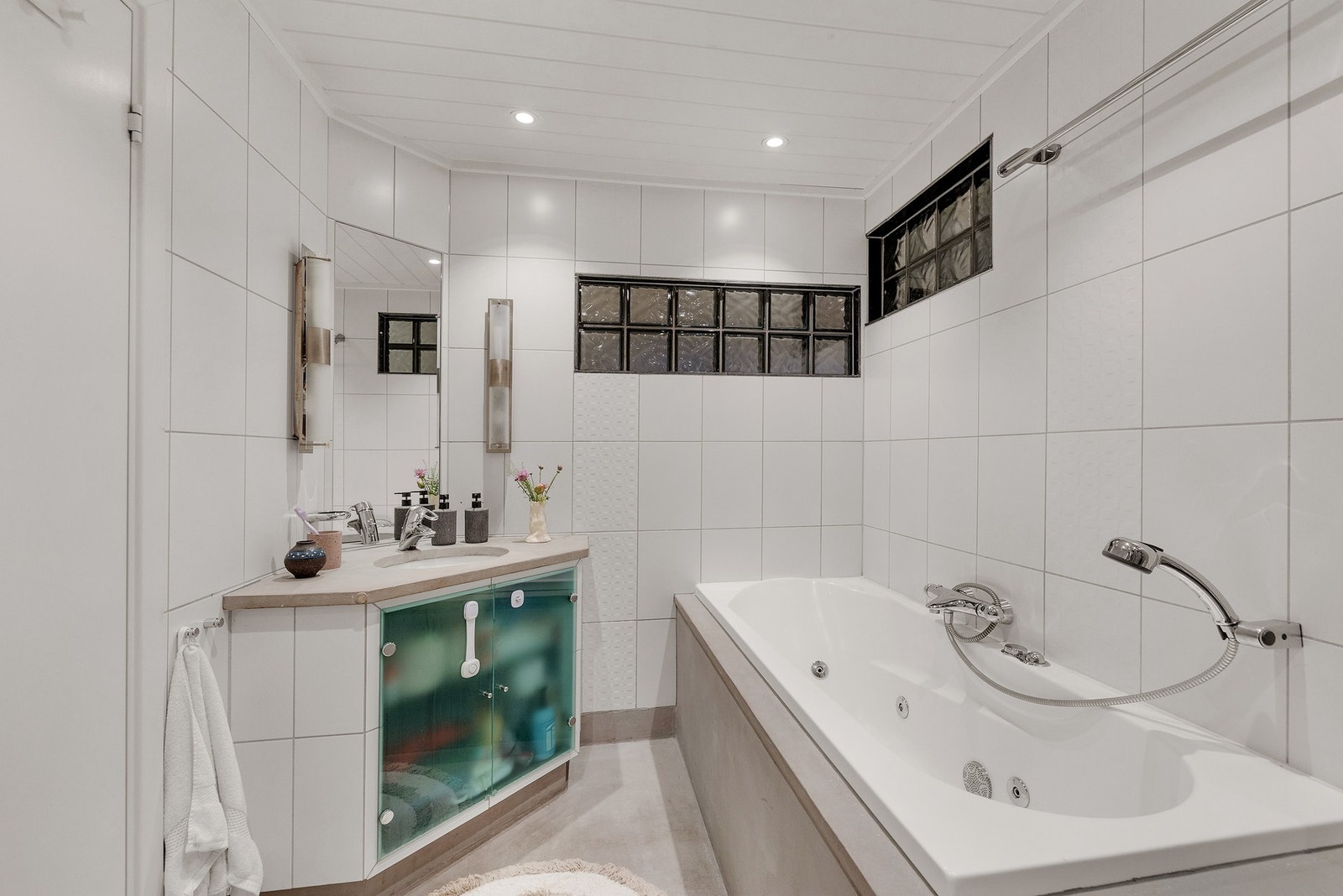 Badet ble modernisert i 2007 med nytt sluk, membran og rør-i-rør-system. Galleribilde