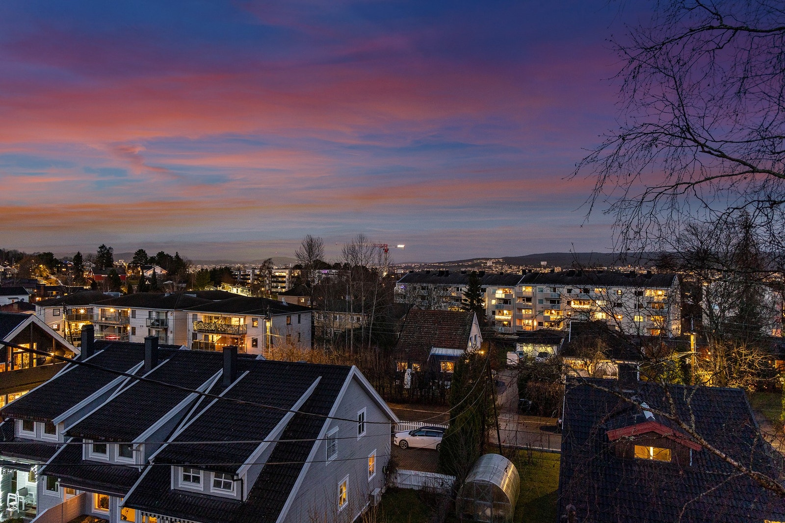Boligens beliggenhet gir flotte utsyn over nærområdet. Galleribilde