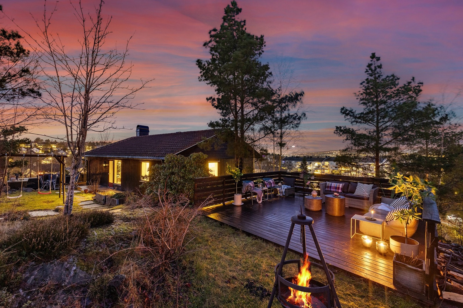 Her bor du stille og usjenert, omkranset av grønn bebyggelse og med en tomt som innbyr til både lek og hageglede. Galleribilde