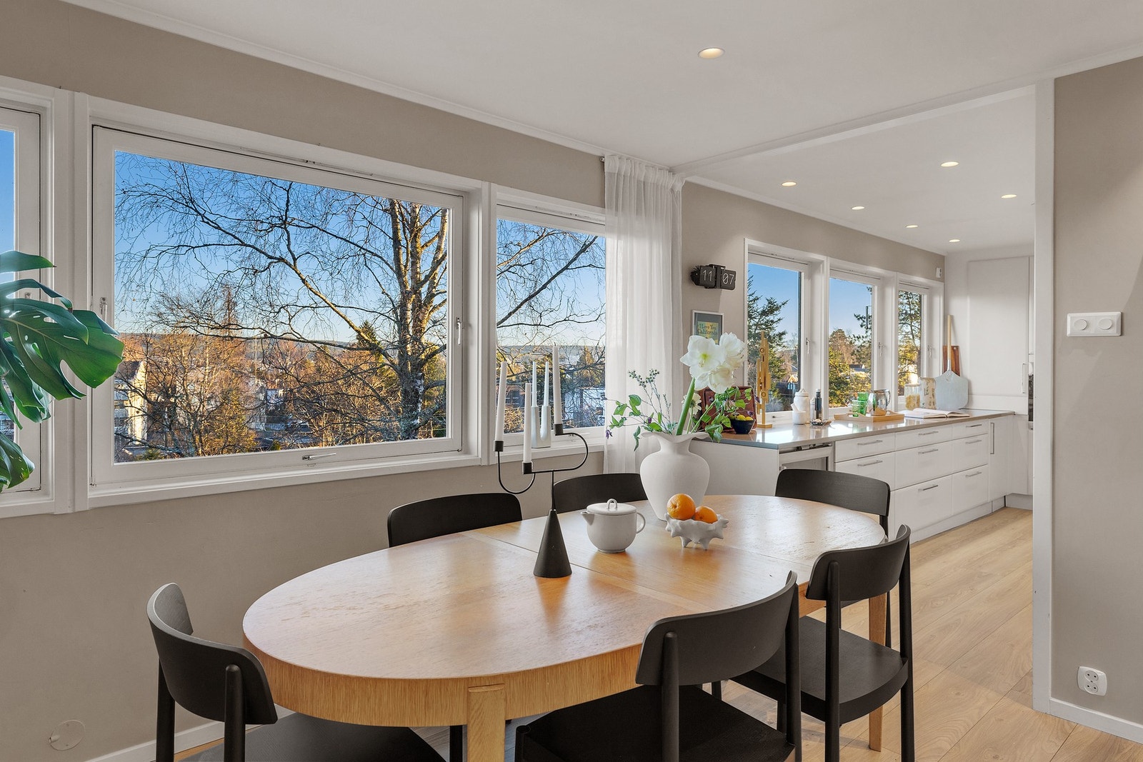 Kjøkkenet fra Huseby har et gjennomført uttrykk med folierte fronter og ligger i delvis åpen løsning mot stue. Galleribilde