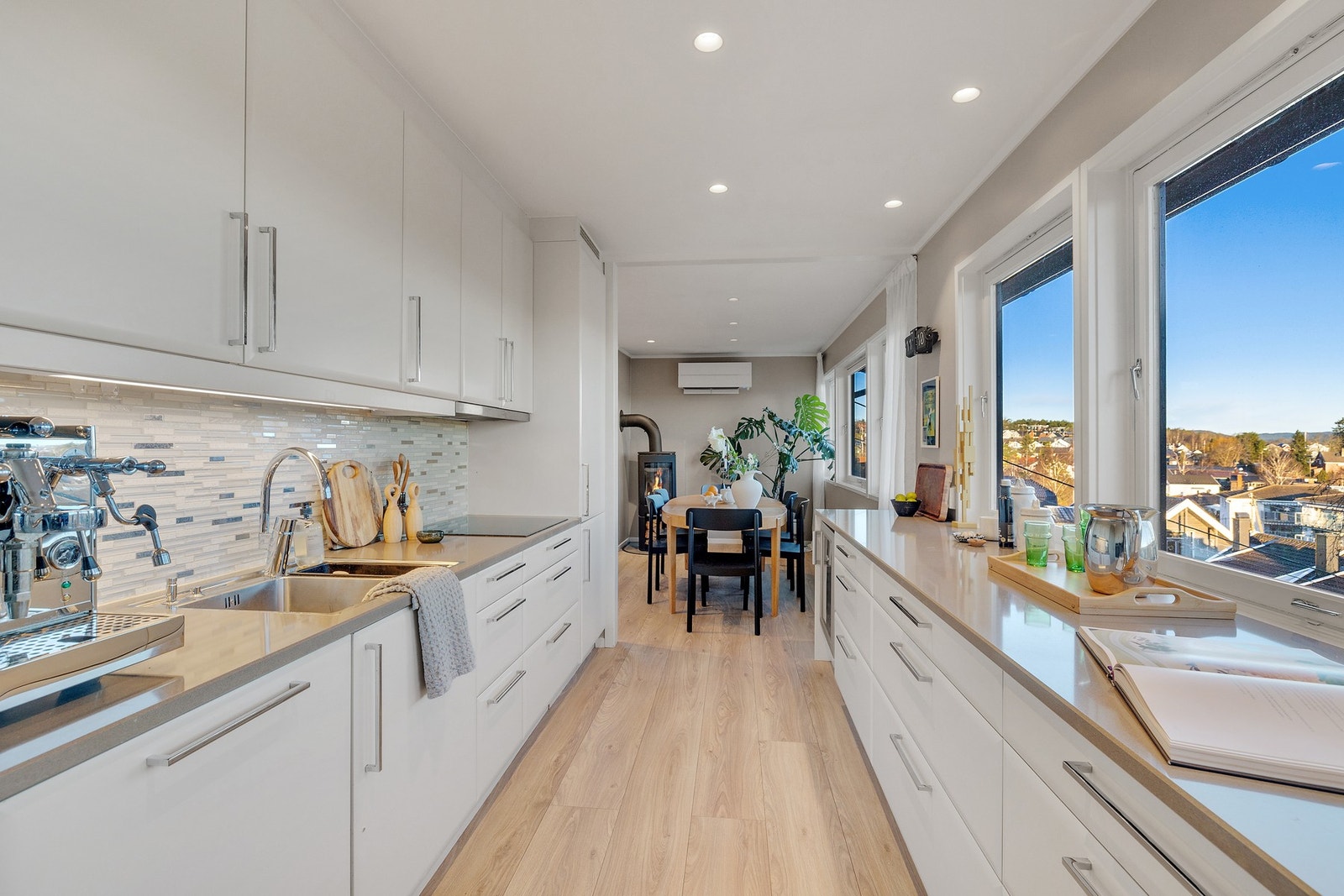 Det er rikelig med skap- og benkeplass, og vinduer over benk gir et lyst og trivelig arbeidsmiljø. Galleribilde