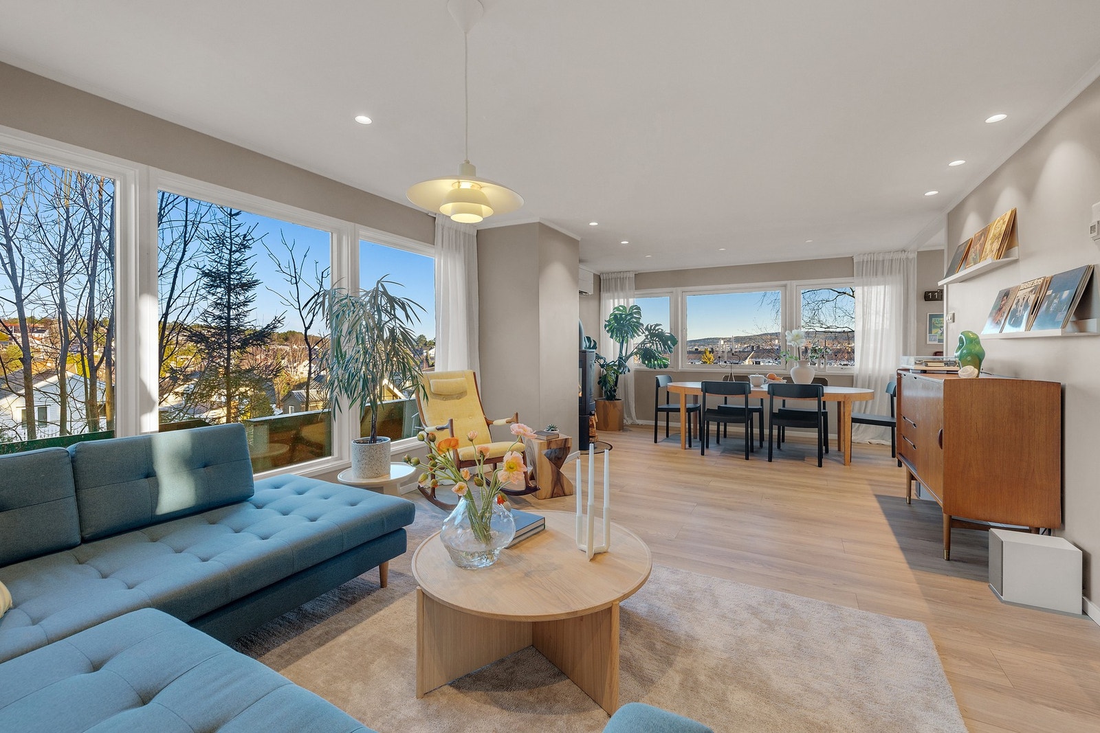 Store vindusflater gir rikelig med naturlig lys og fint utsyn. Galleribilde