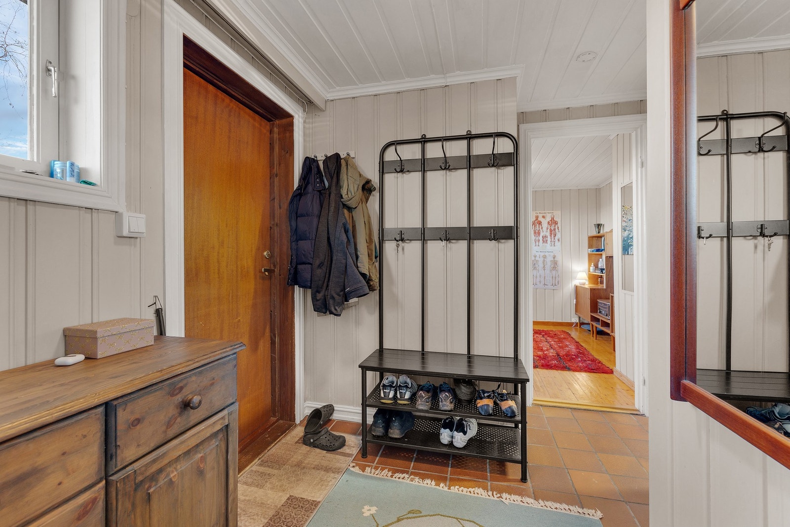 Hybelens entré har godt med plass for oppbevaring av yttertøy og sko. Galleribilde