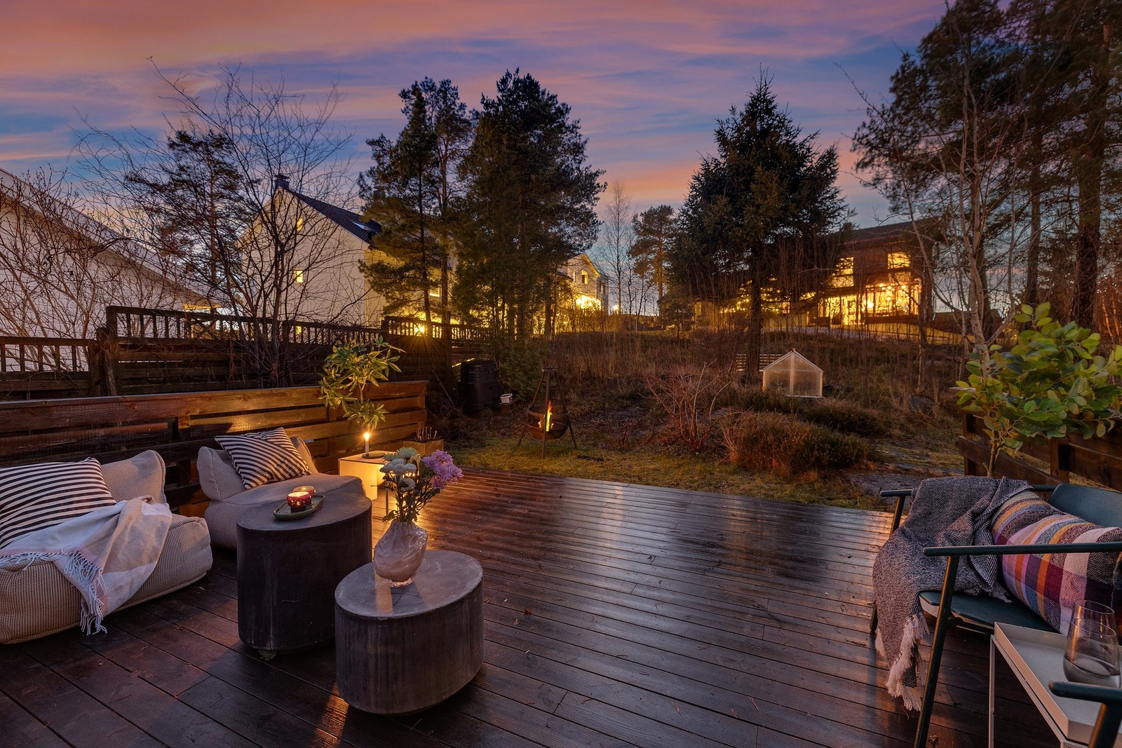 I 2012 ble det oppført en terrasse på ca. 23 kvm i tomtens sørvestlige hjørne. Galleribilde