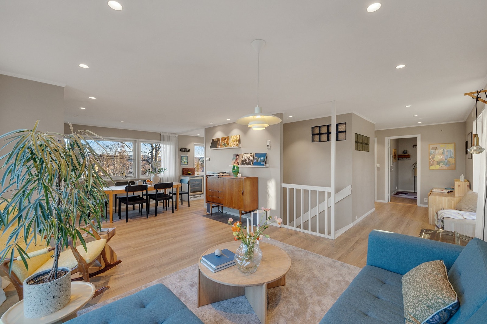 Et stort og allsidig rom med gode muligheter for møblering i flere soner, tilpasset ulike behov. Galleribilde