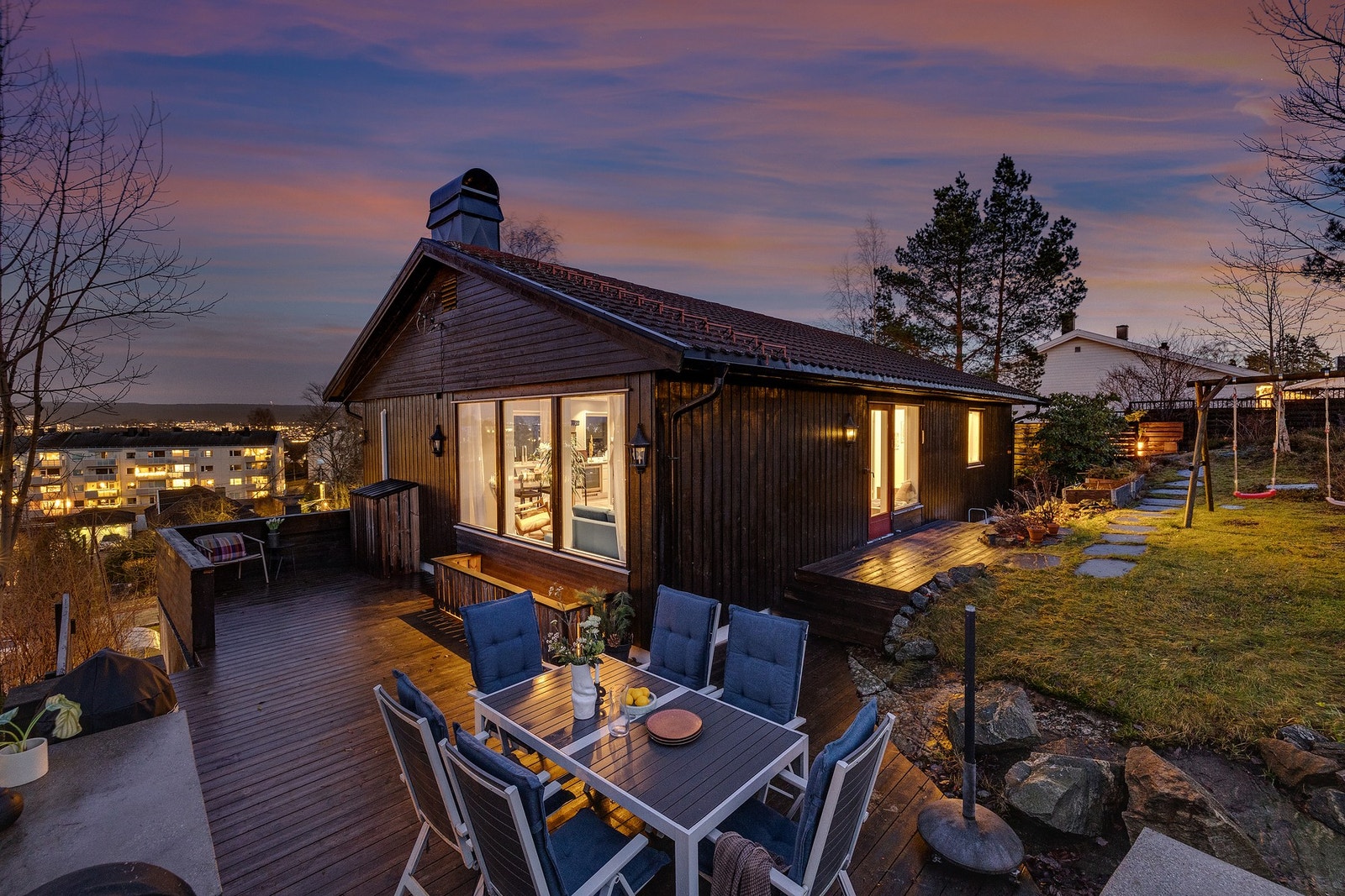 På et høydedrag på Bekkelaget presenteres en lys og innbydende enebolig med en sjelden kombinasjon av utsikt, sol og romslige utearealer. Galleribilde