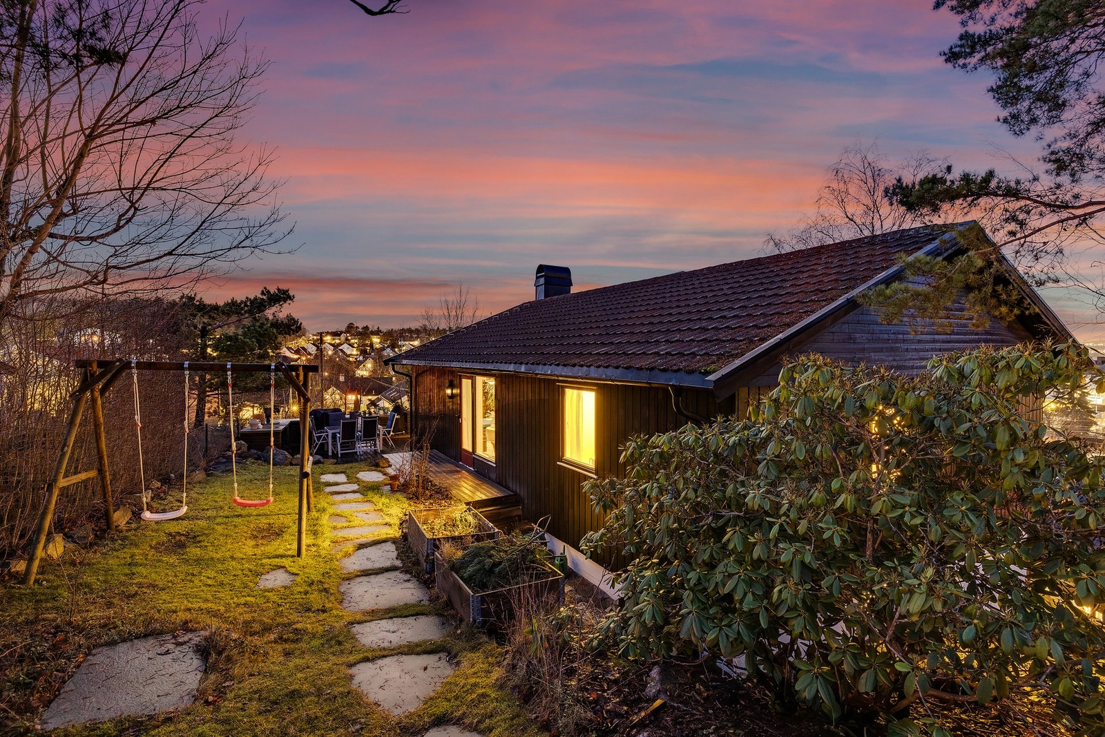 Fra stuen er det utgang til en flott terrasse med videre adkomst til hage. Galleribilde