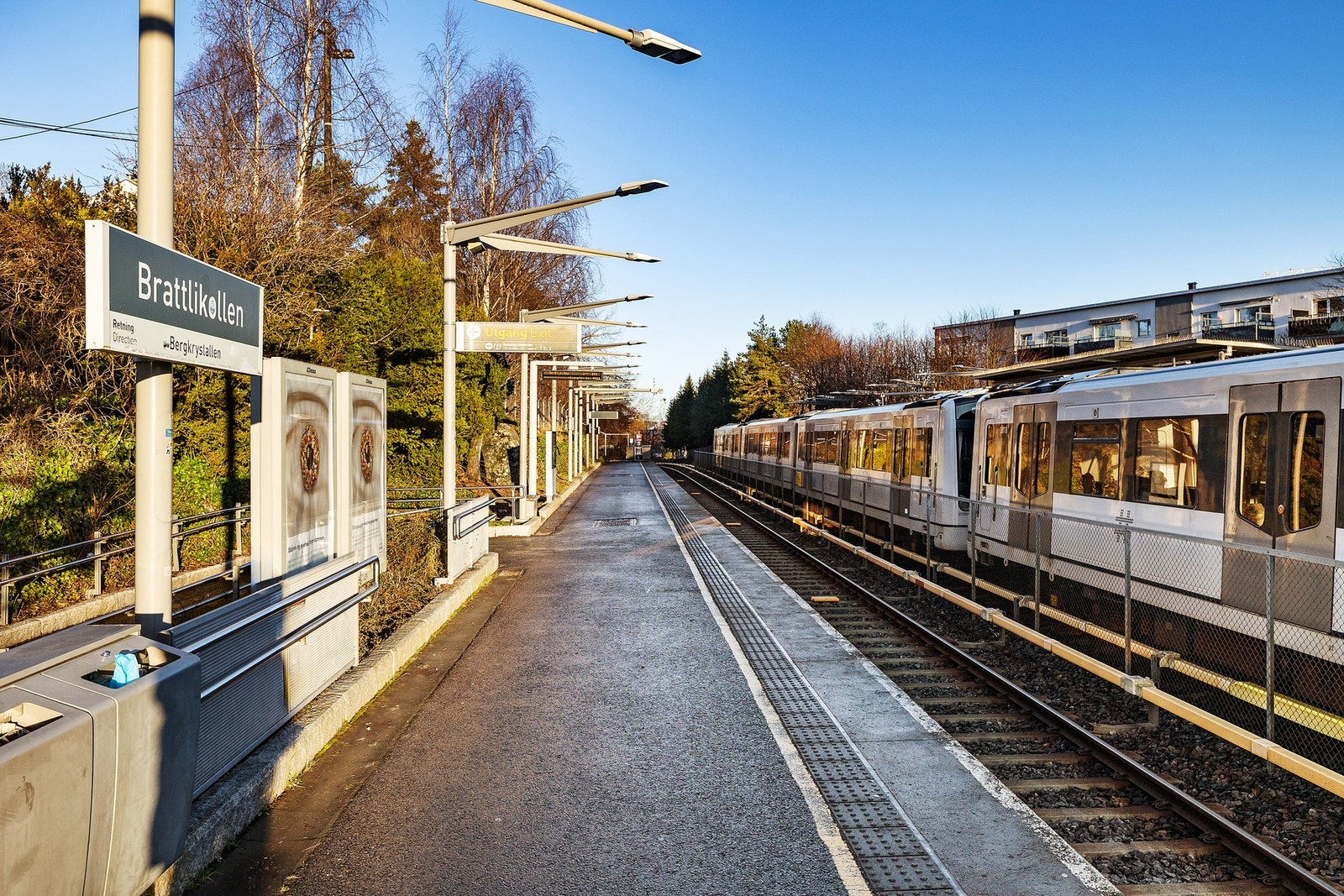 Brattlikollen T-bane (linje 1 og 4) ligger i kort avtsnad fra boligen. Galleribilde