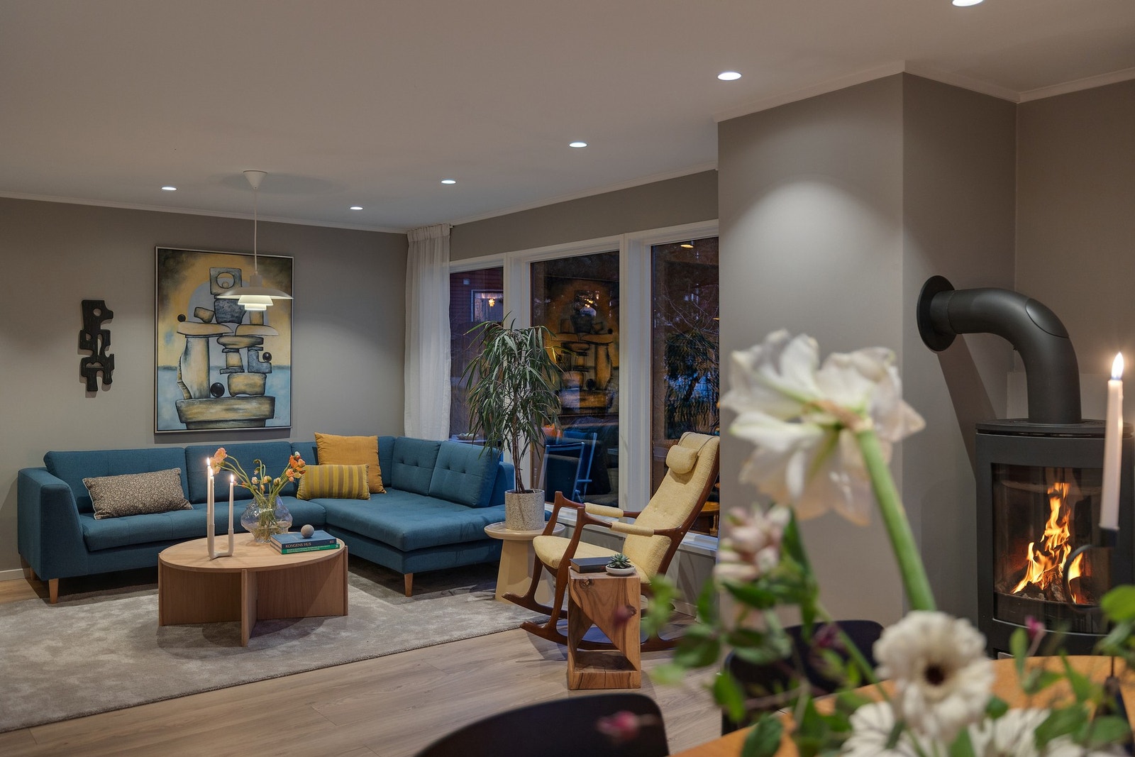 Romslig og gjennomført stue med lyse, moderne fargevalg. Galleribilde