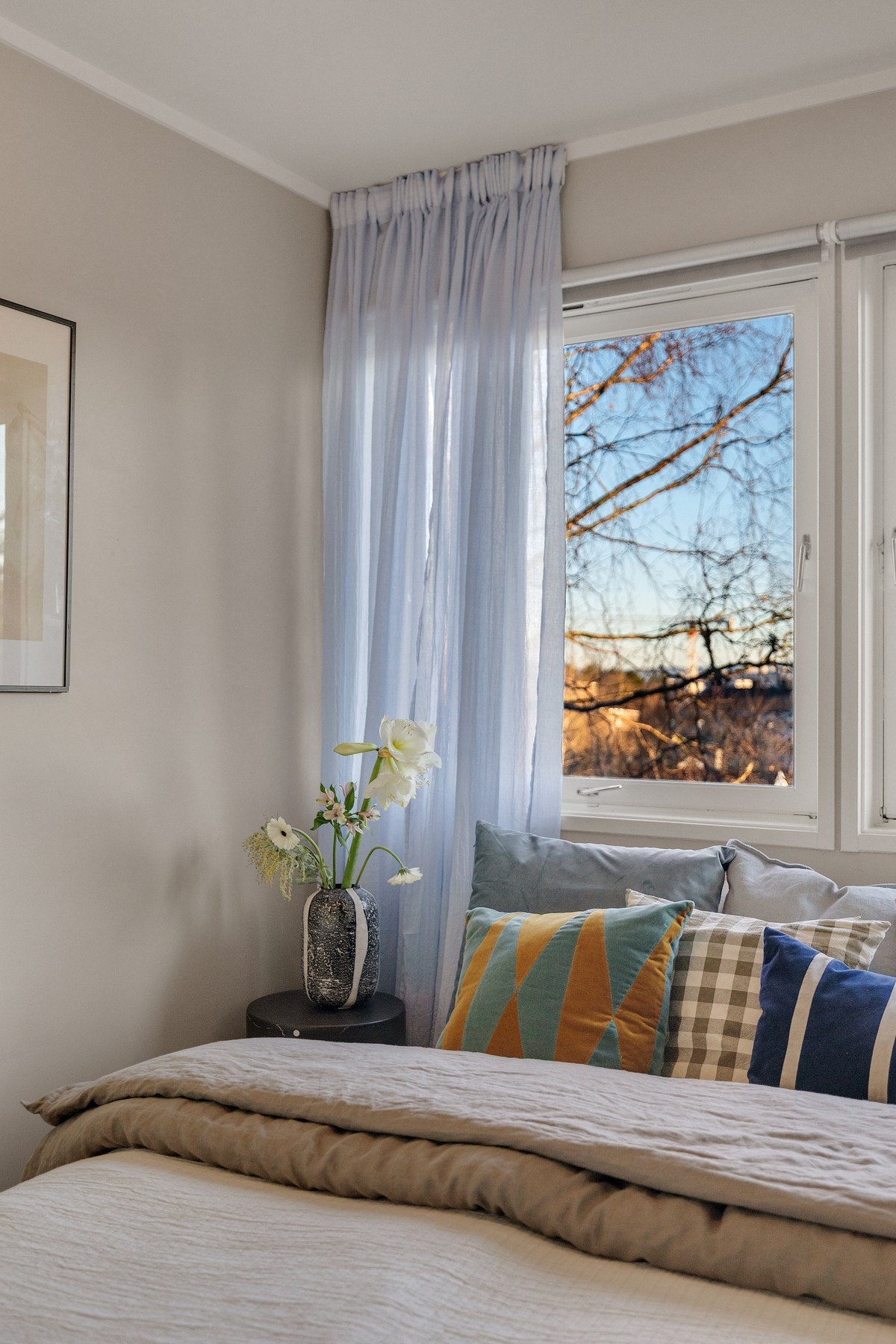 Hovedsoverommet er romslig og har tidløse fargevalg på veggene, med god plass til dobbeltseng og nattbord samt gode oppbevaringsløsninger i skyvedørsgarderobe. Galleribilde