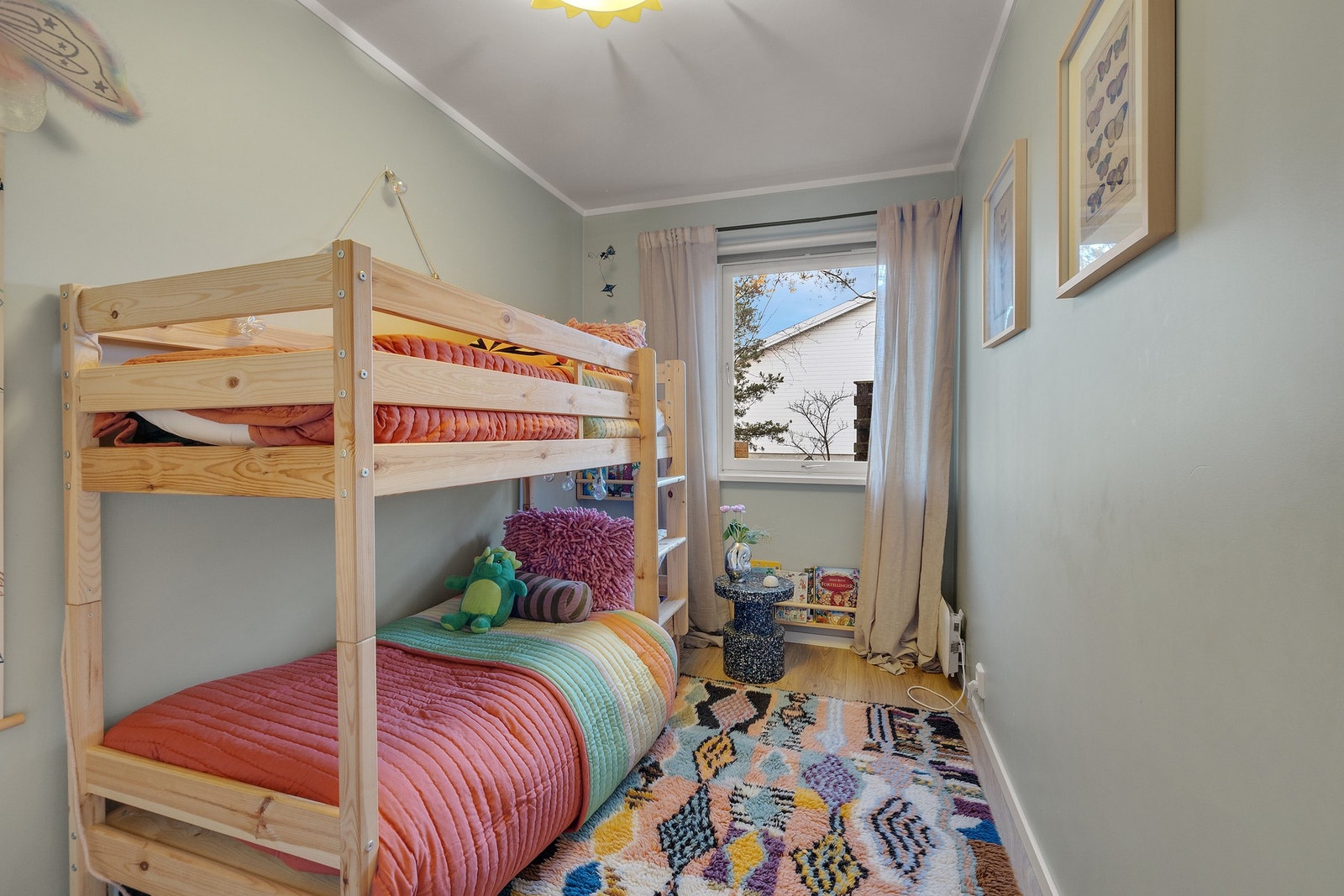 Rommene egner seg godt som barne- eller gjesterom, alternativt kontor eller hobbyrom etter behov. Galleribilde