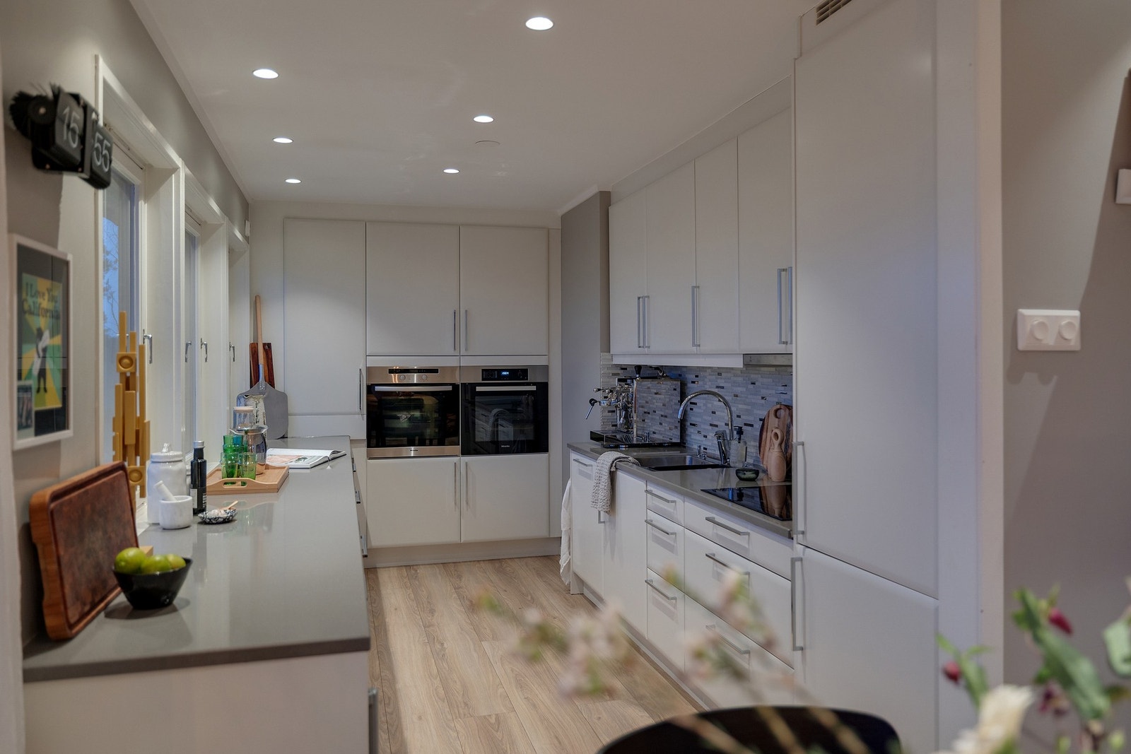 Det er kompositt benkeplate med nedfelt kum og fliser over benk. Galleribilde