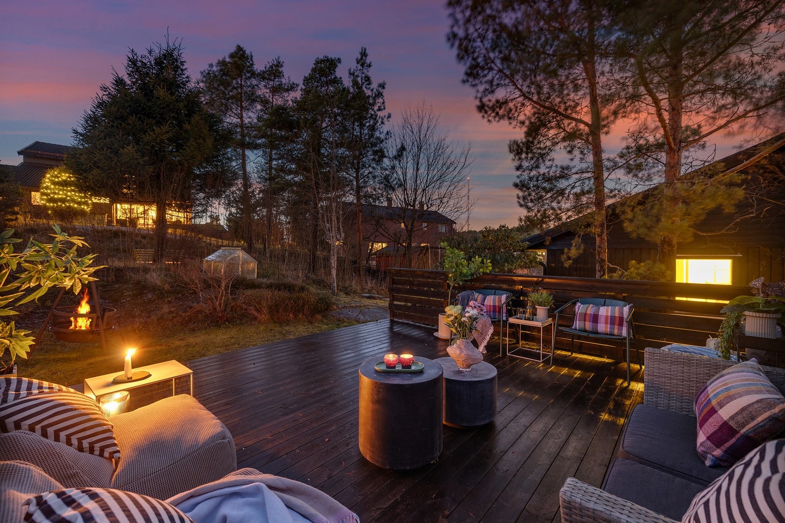 Uteområdet byr på gode solforhold og rikelig plass til flere sittegrupper, slik at man kan tilpasse seg vær og vind. Galleribilde