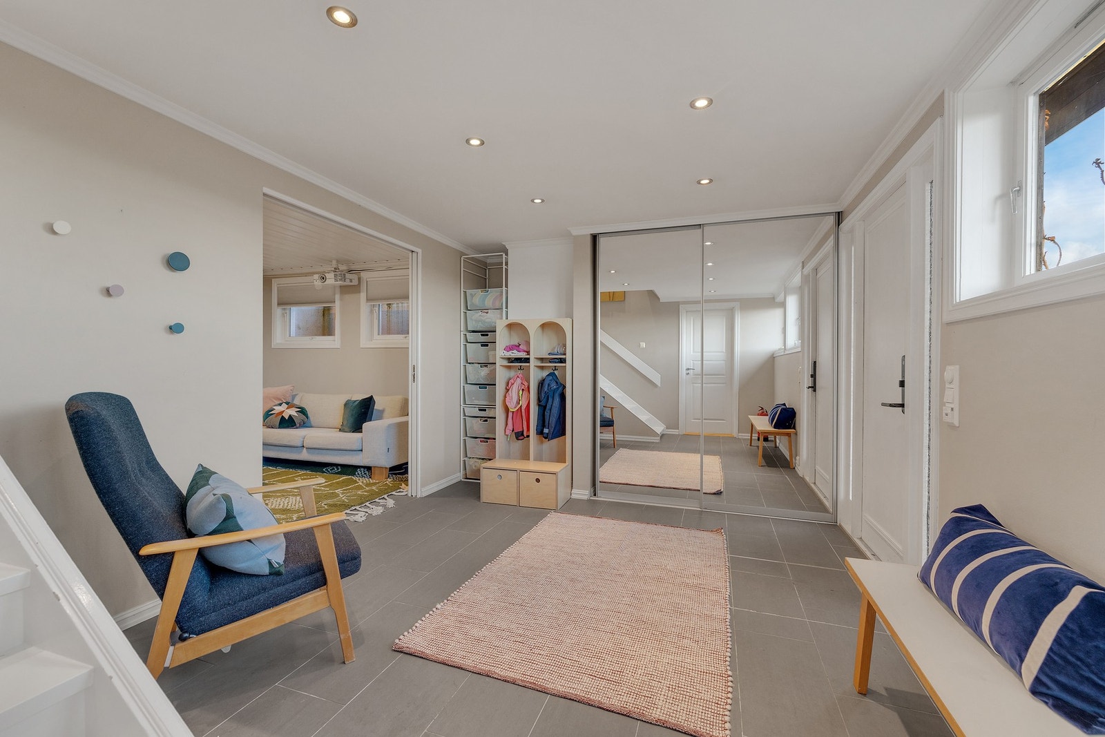 I tilknytning til entréen ligger en praktisk kjellerstue som egner seg godt som TV-stue eller separat oppholdsrom for barna. Galleribilde