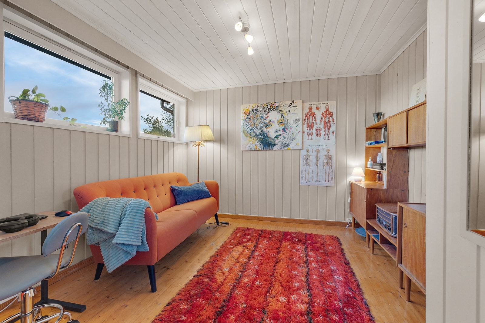 Videre finnes en romslig kjellerstue med god plass til sofagruppe og øvrig møblement. Galleribilde