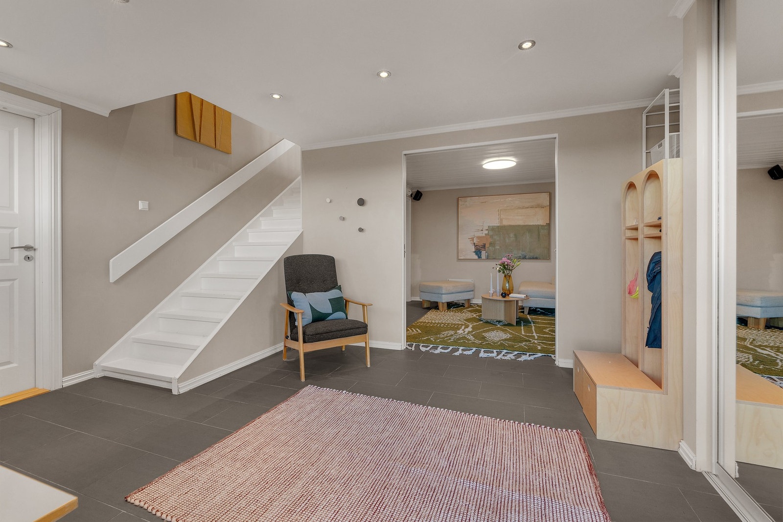 Entréen har flislagt gulv med varmekabler og god plass til yttertøy og sko, samt gode muligheter for praktiske garderobeløsninger. Galleribilde